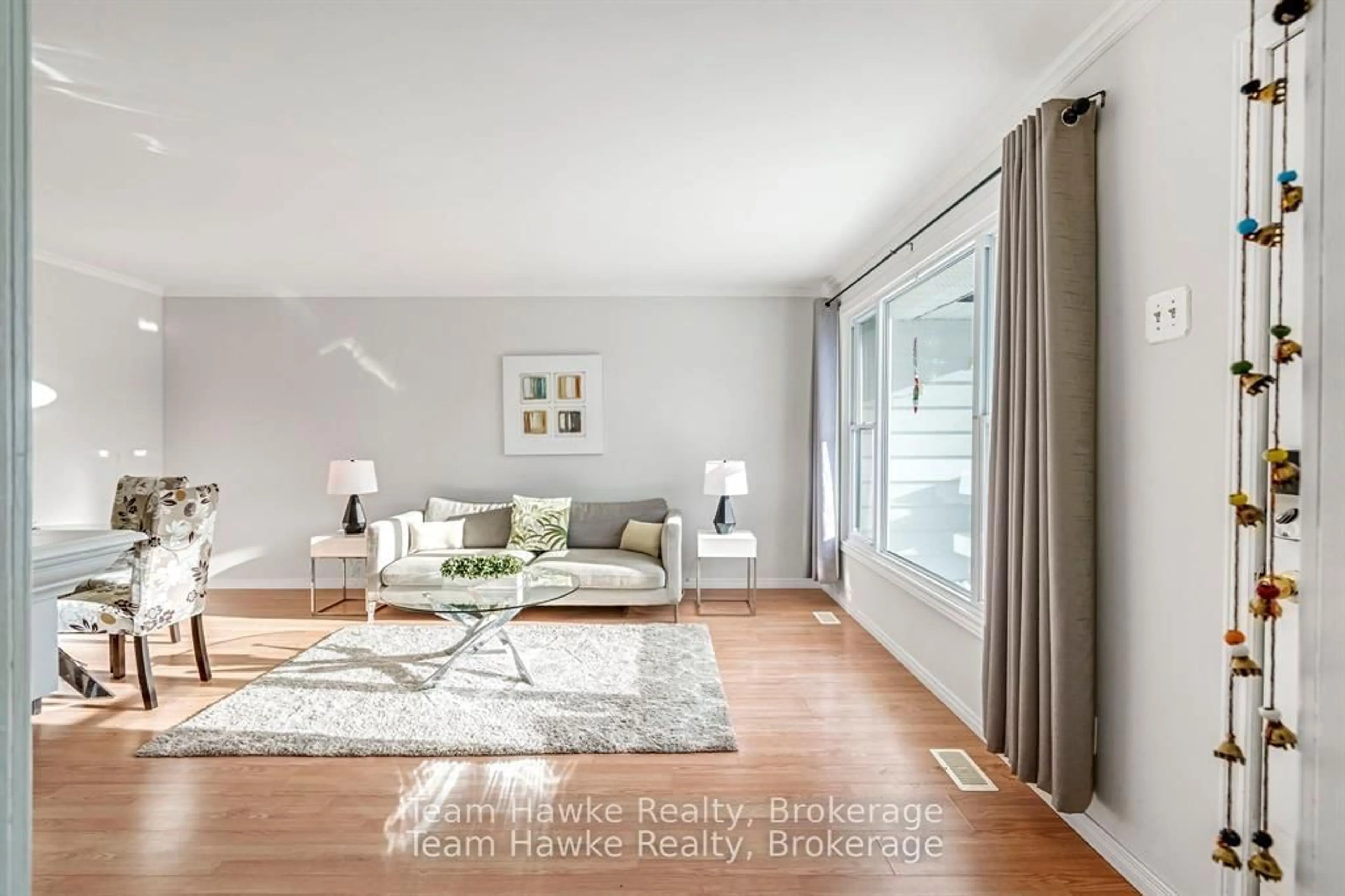 Living room with furniture, wood/laminate floor for 264 Kingfisher Ave, Tay Ontario L0K 1R0