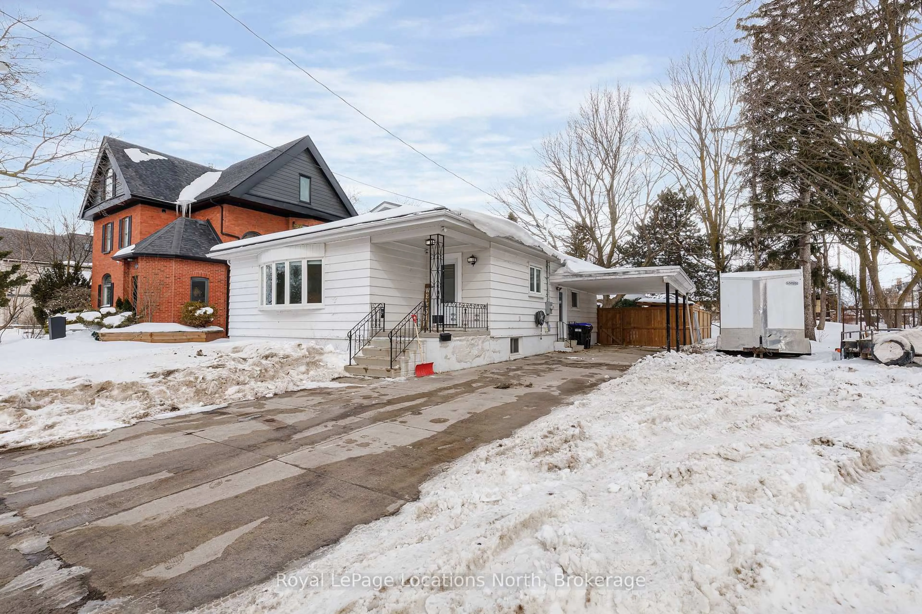 A pic from outside/outdoor area/front of a property/back of a property/a pic from drone, street for 141 Minnesota St, Collingwood Ontario L9Y 3S3