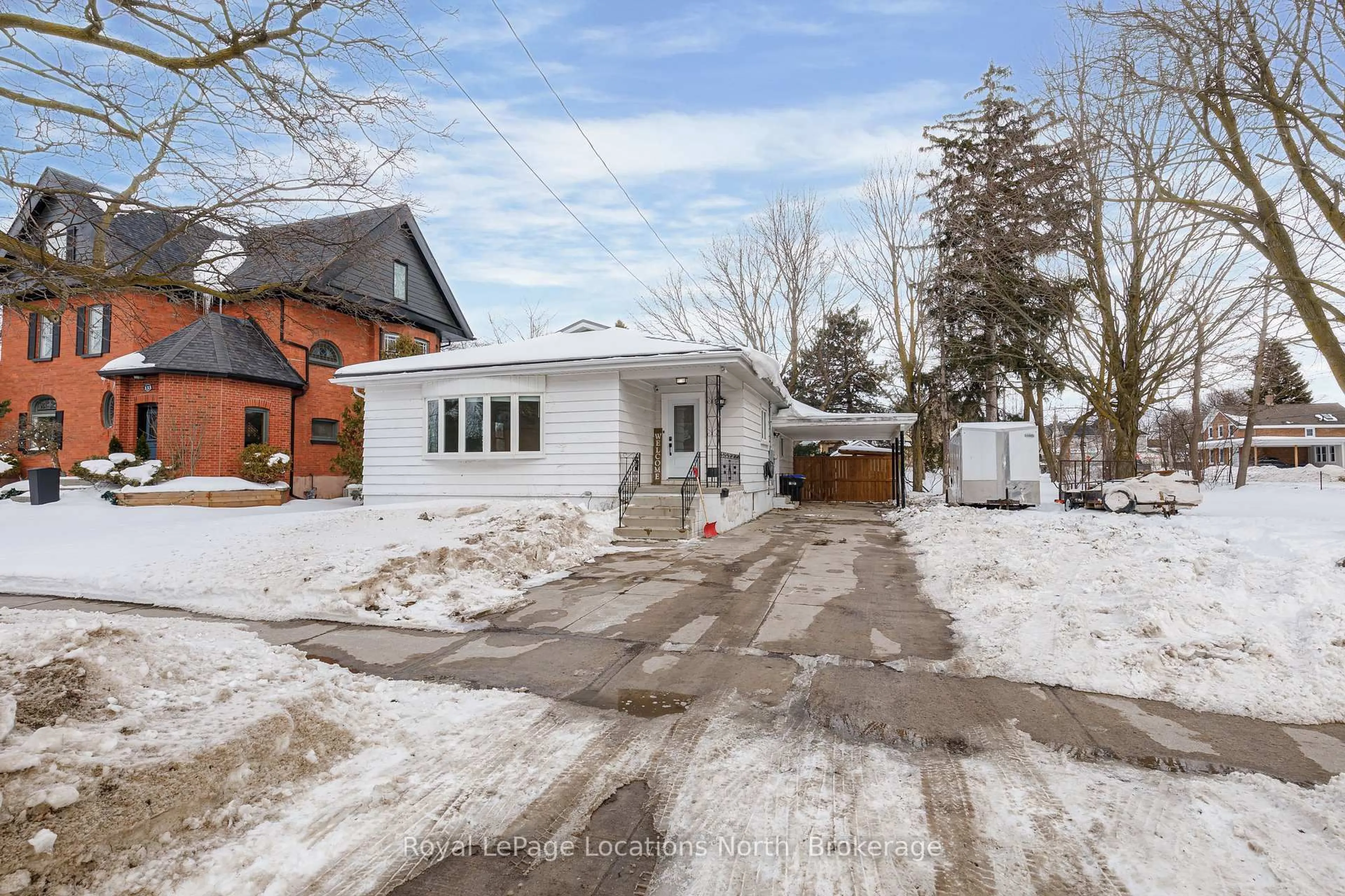 A pic from outside/outdoor area/front of a property/back of a property/a pic from drone, street for 141 Minnesota St, Collingwood Ontario L9Y 3S3