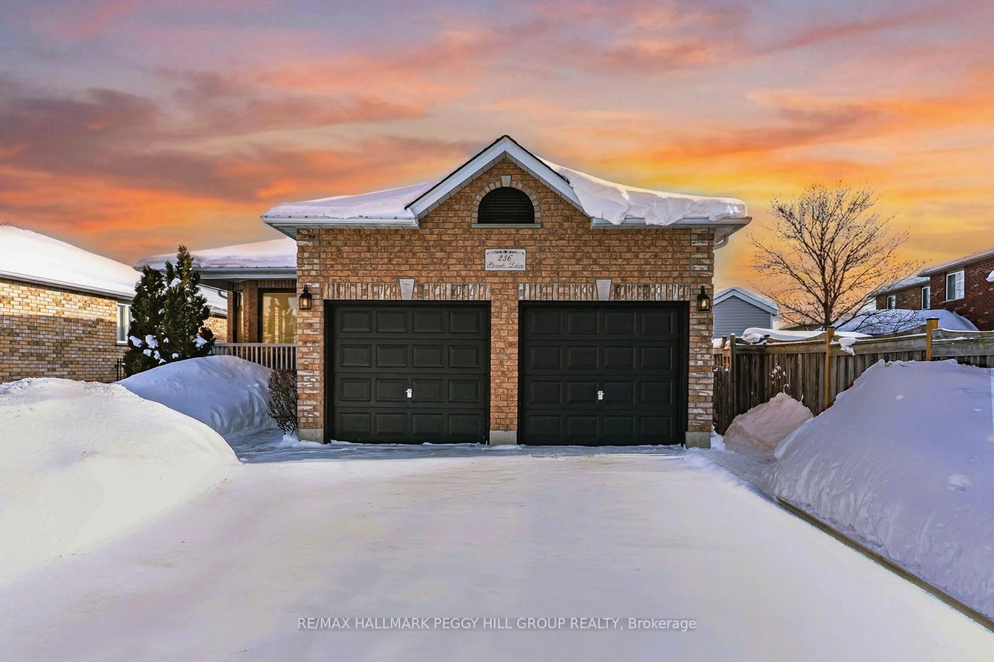 Indoor garage for 236 Pringle Dr, Barrie Ontario L4N 0P4