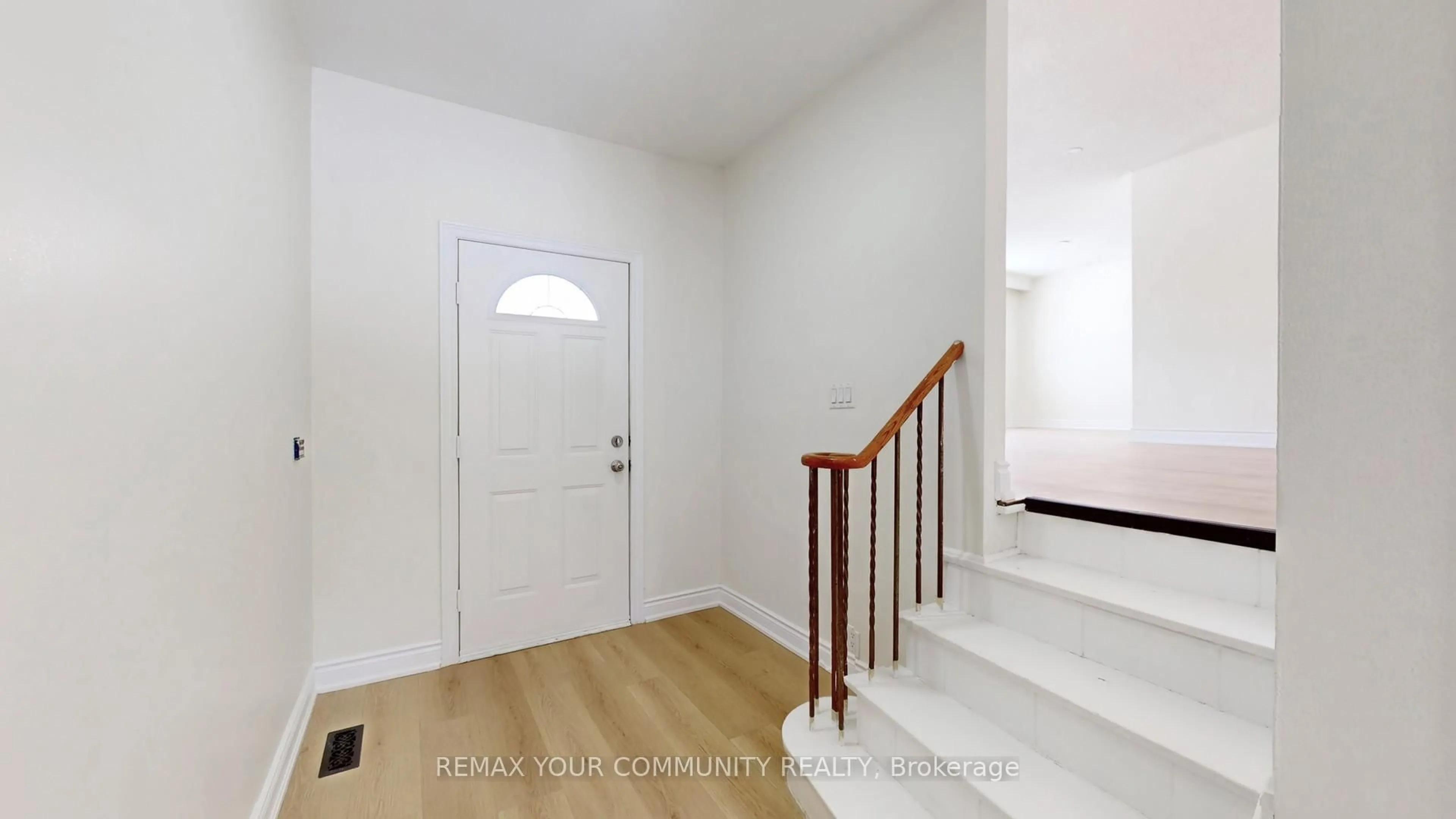 Indoor entryway for 14 Lonsdale Pl, Barrie Ontario L4M 4J1