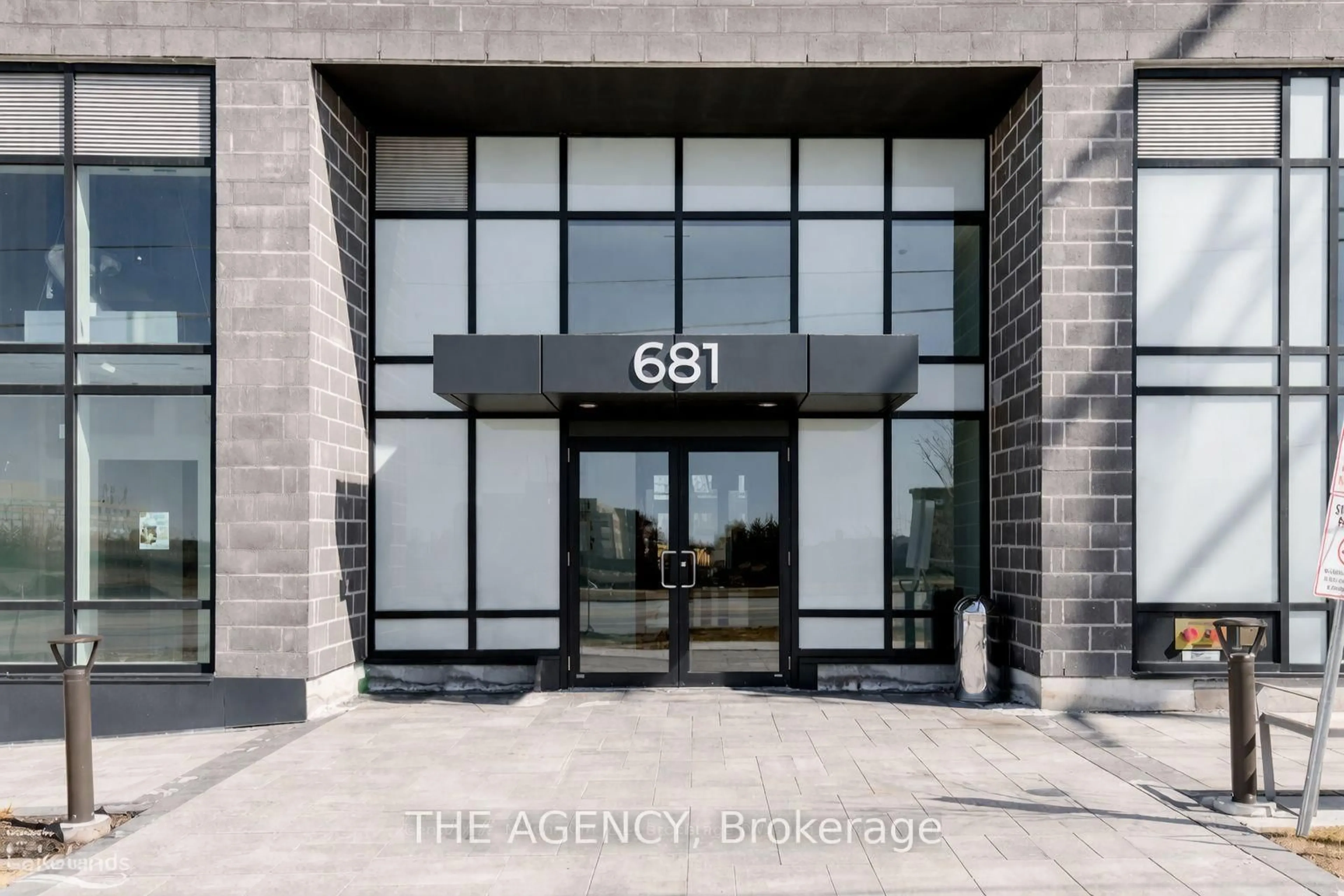 Indoor entryway for 681 Yonge St #327, Barrie Ontario L4N 4E8