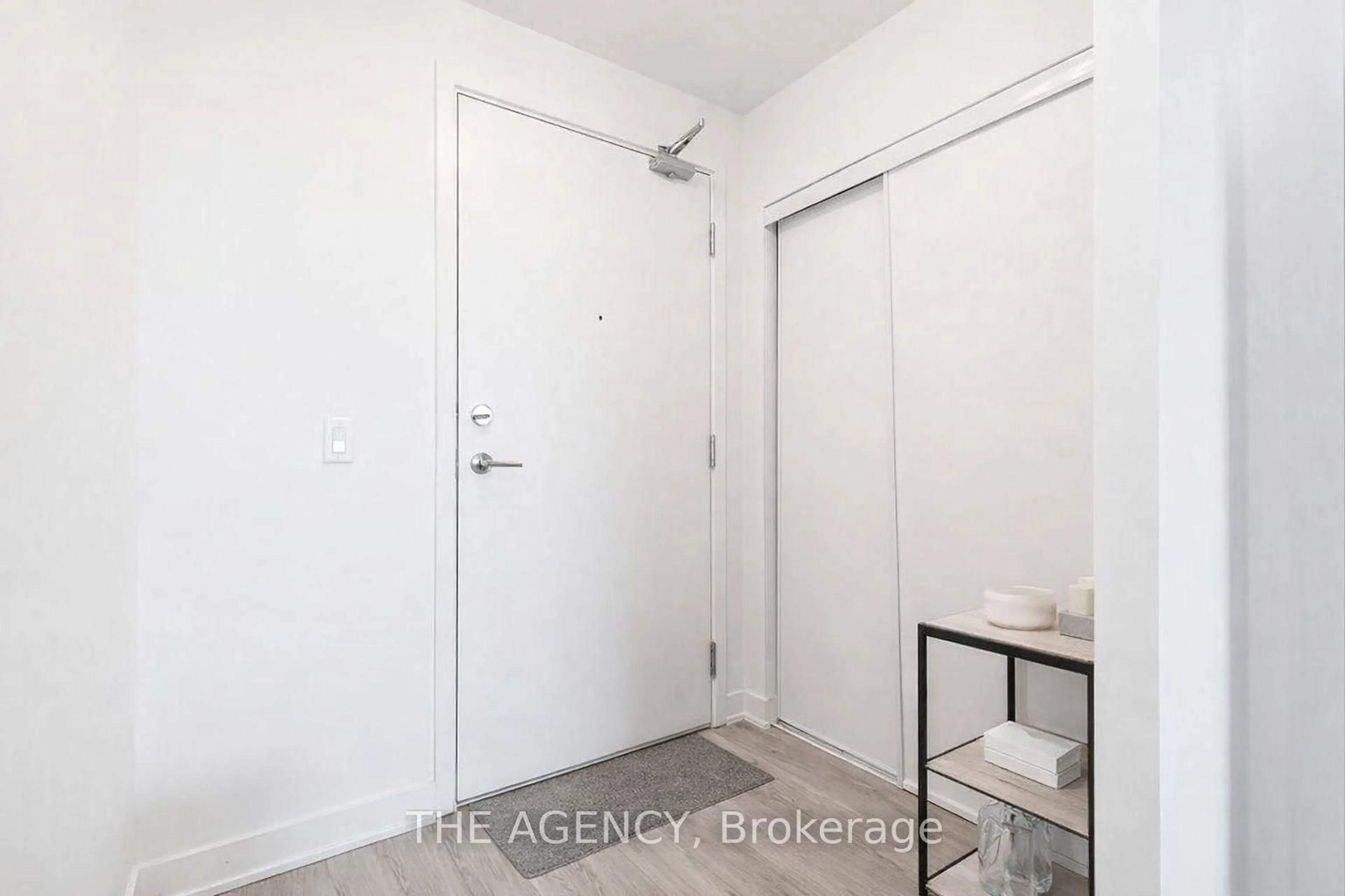 Indoor entryway for 681 Yonge St #327, Barrie Ontario L4N 4E8