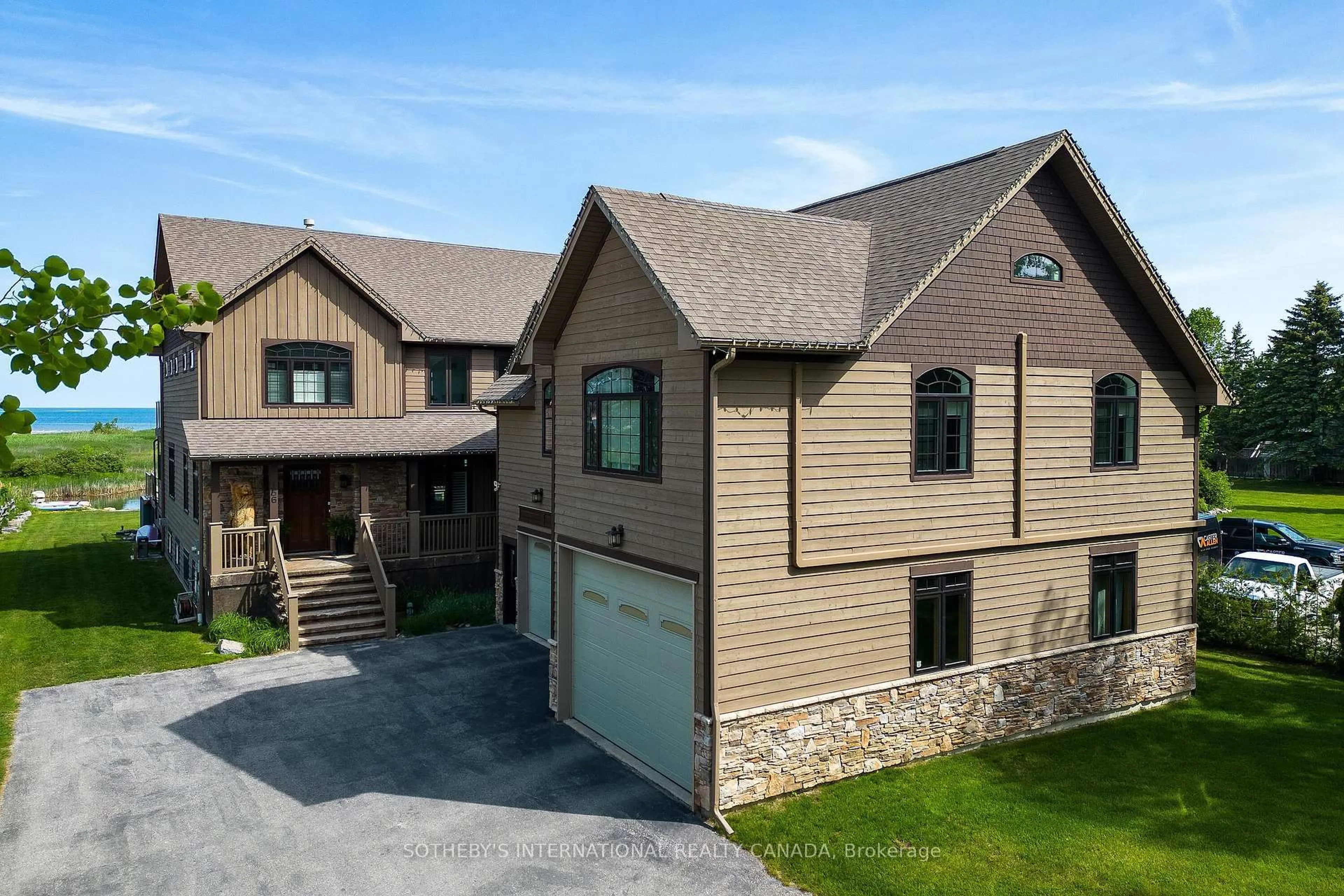 A pic from outside/outdoor area/front of a property/back of a property/a pic from drone, unknown for 156 Bartlett Blvd, Collingwood Ontario L9Y 5C9