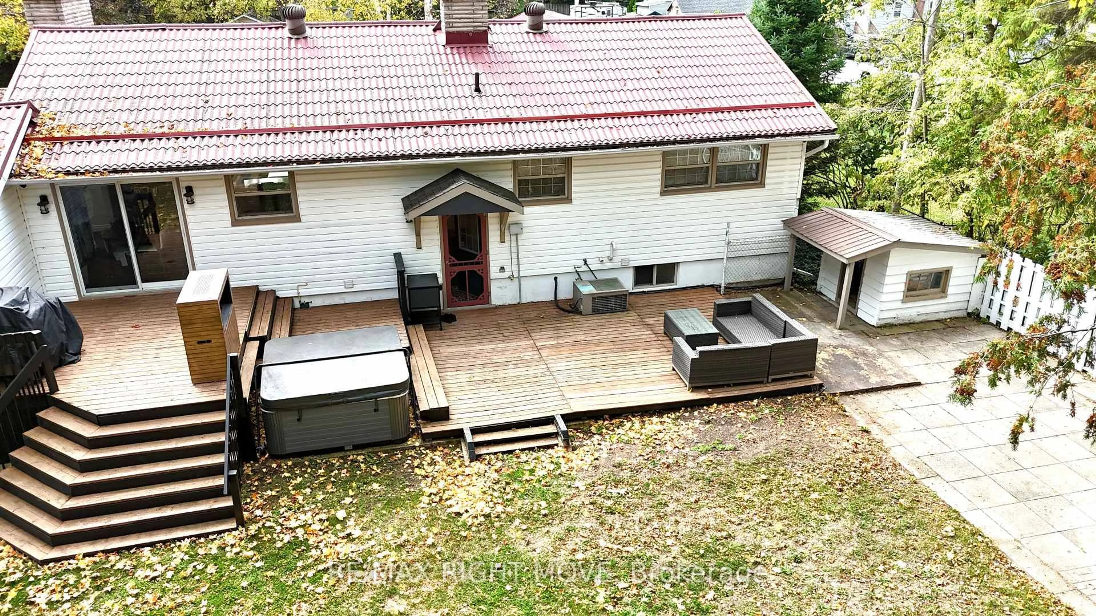 A pic from outside/outdoor area/front of a property/back of a property/a pic from drone, building for 234 Oak St, Clearview Ontario L0M 1S0