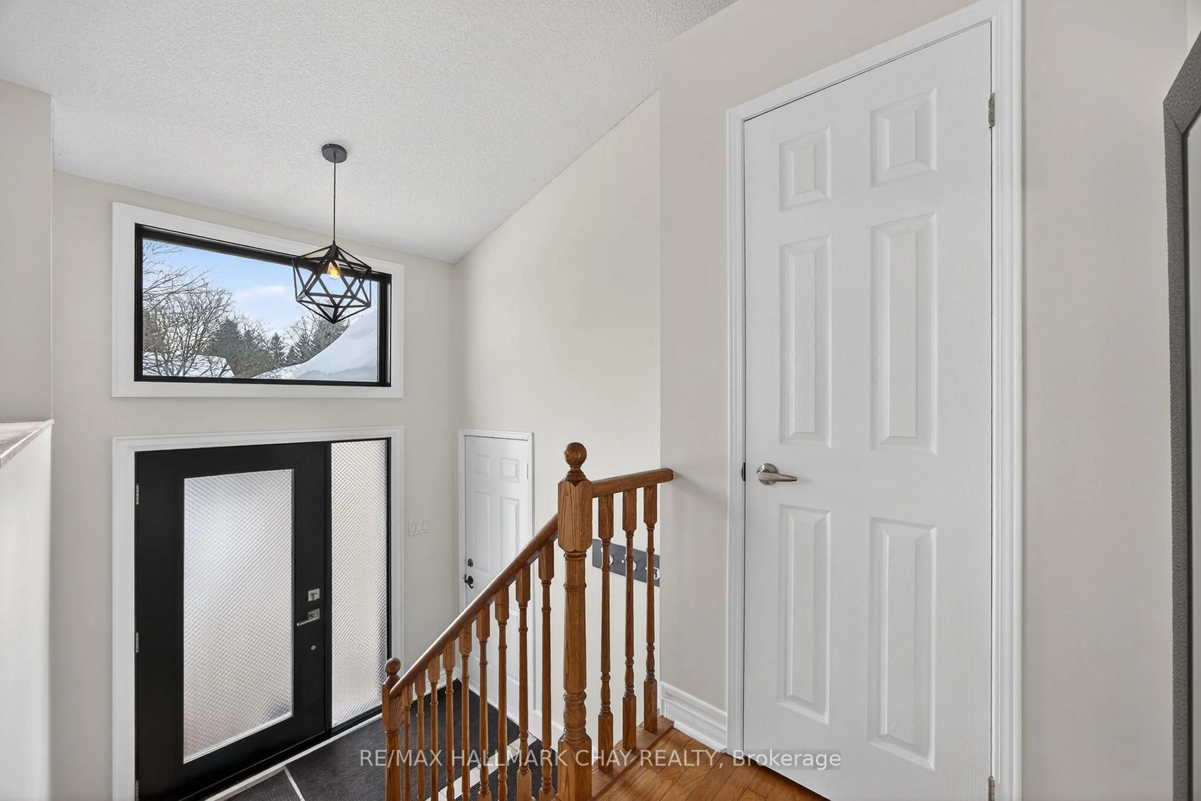 Indoor entryway for 12 Webb St, Barrie Ontario L4N 6V2
