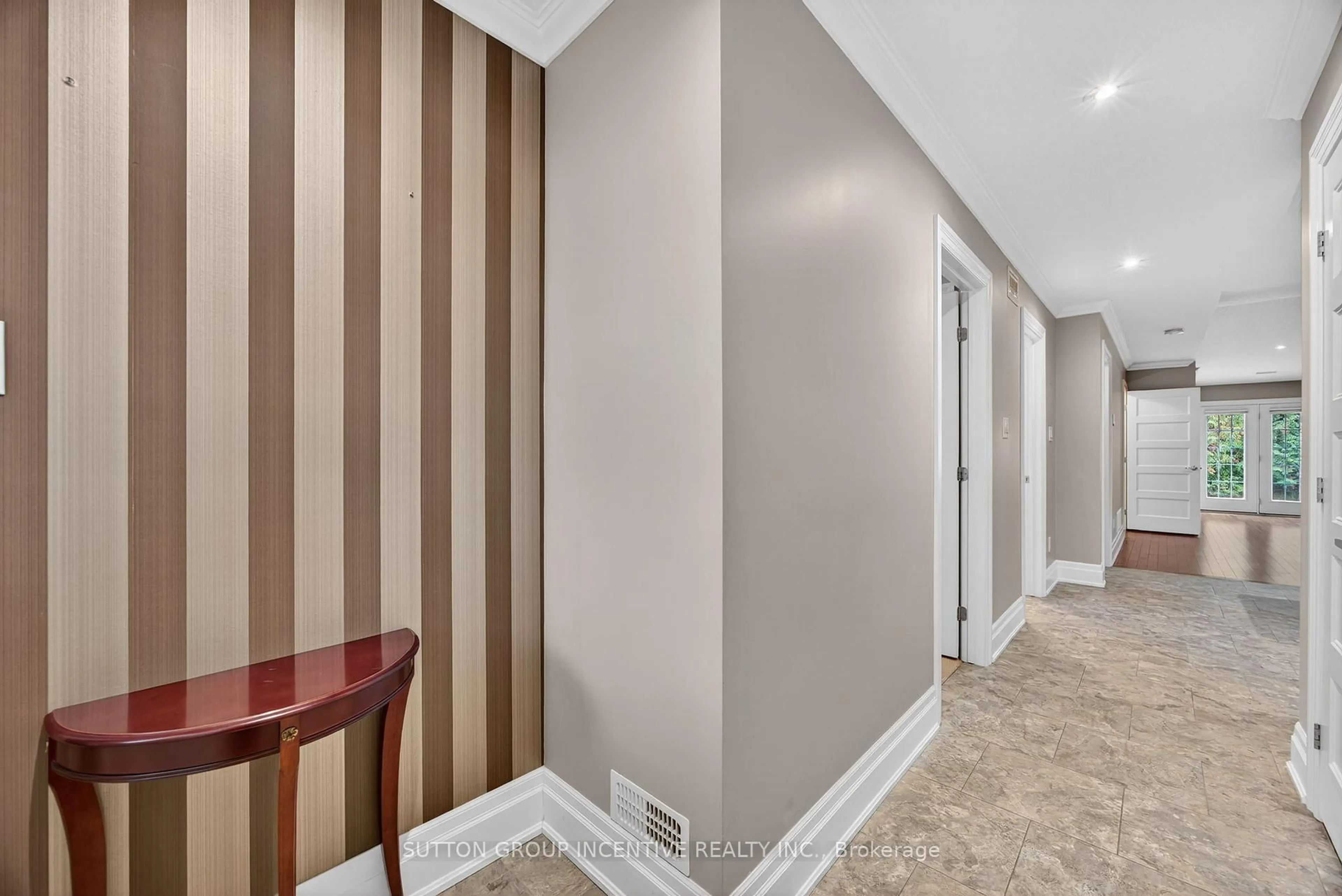 Indoor foyer for 53 Clover Cres, Wasaga Beach Ontario L9Z 0A4