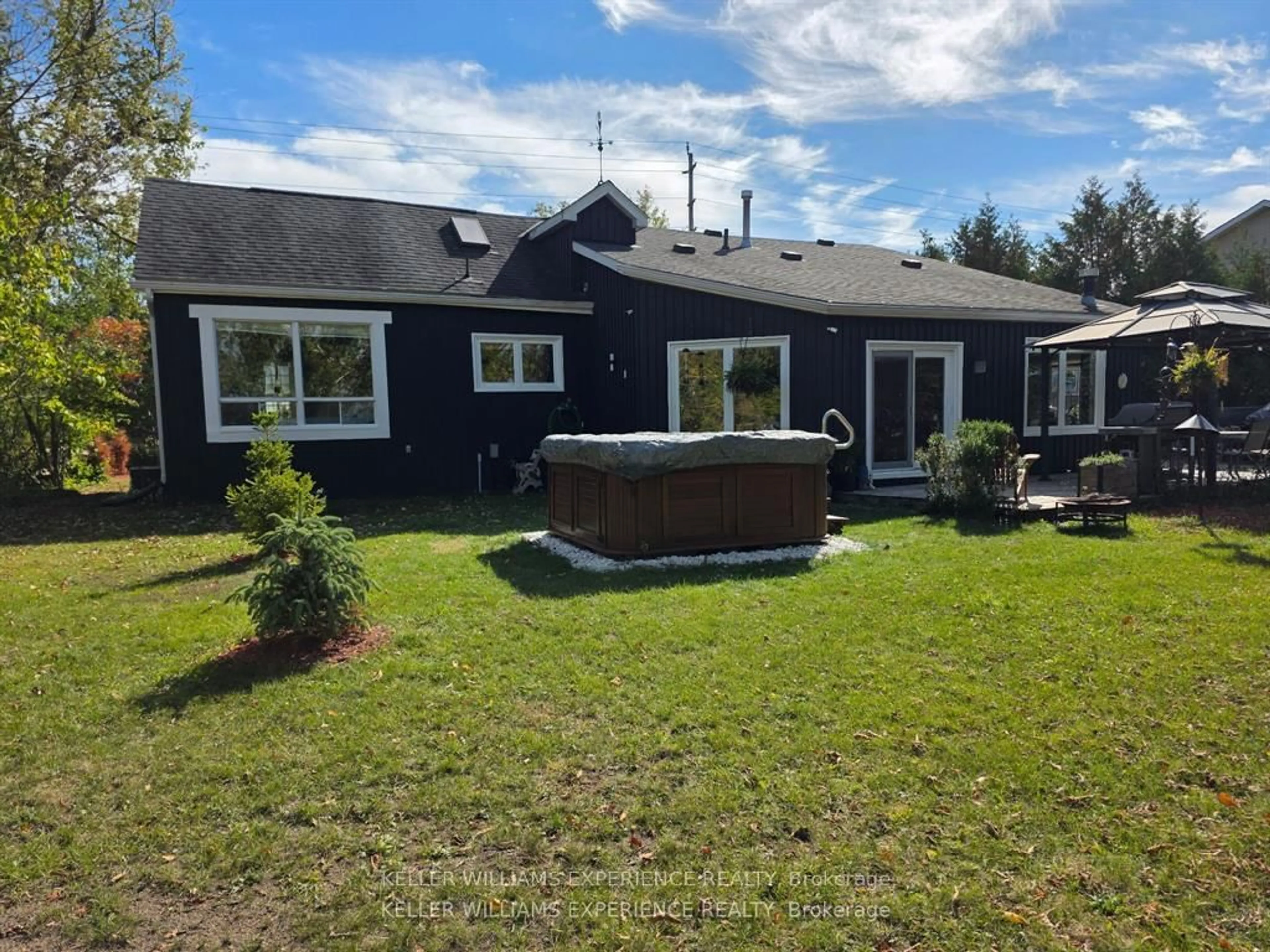 A pic from outside/outdoor area/front of a property/back of a property/a pic from drone, unknown for 829 Memorial Ave, Orillia Ontario L3V 0T7