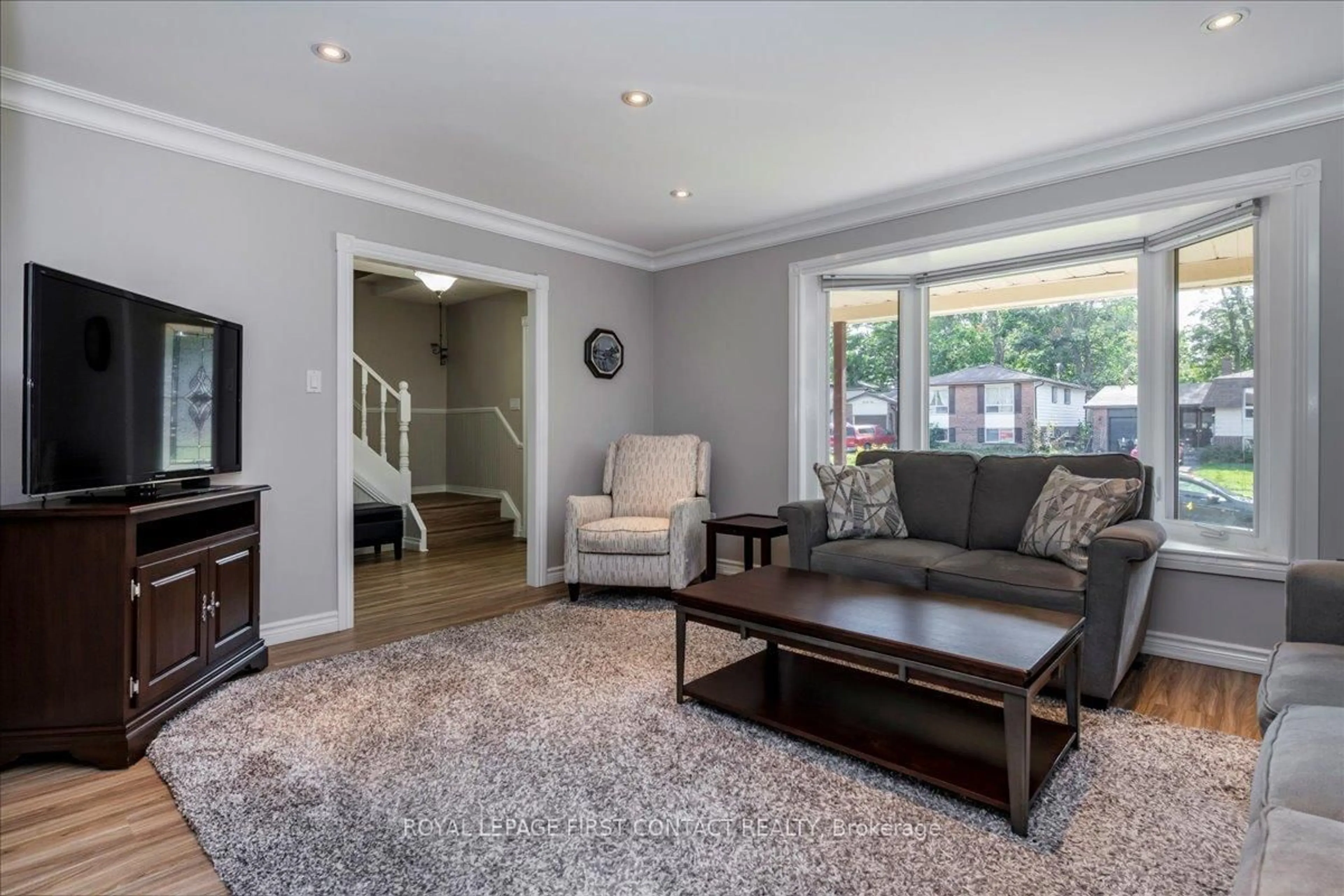 Living room with furniture, carpet floor for 23 Virgilwood Cres, Barrie Ontario L4M 4X6