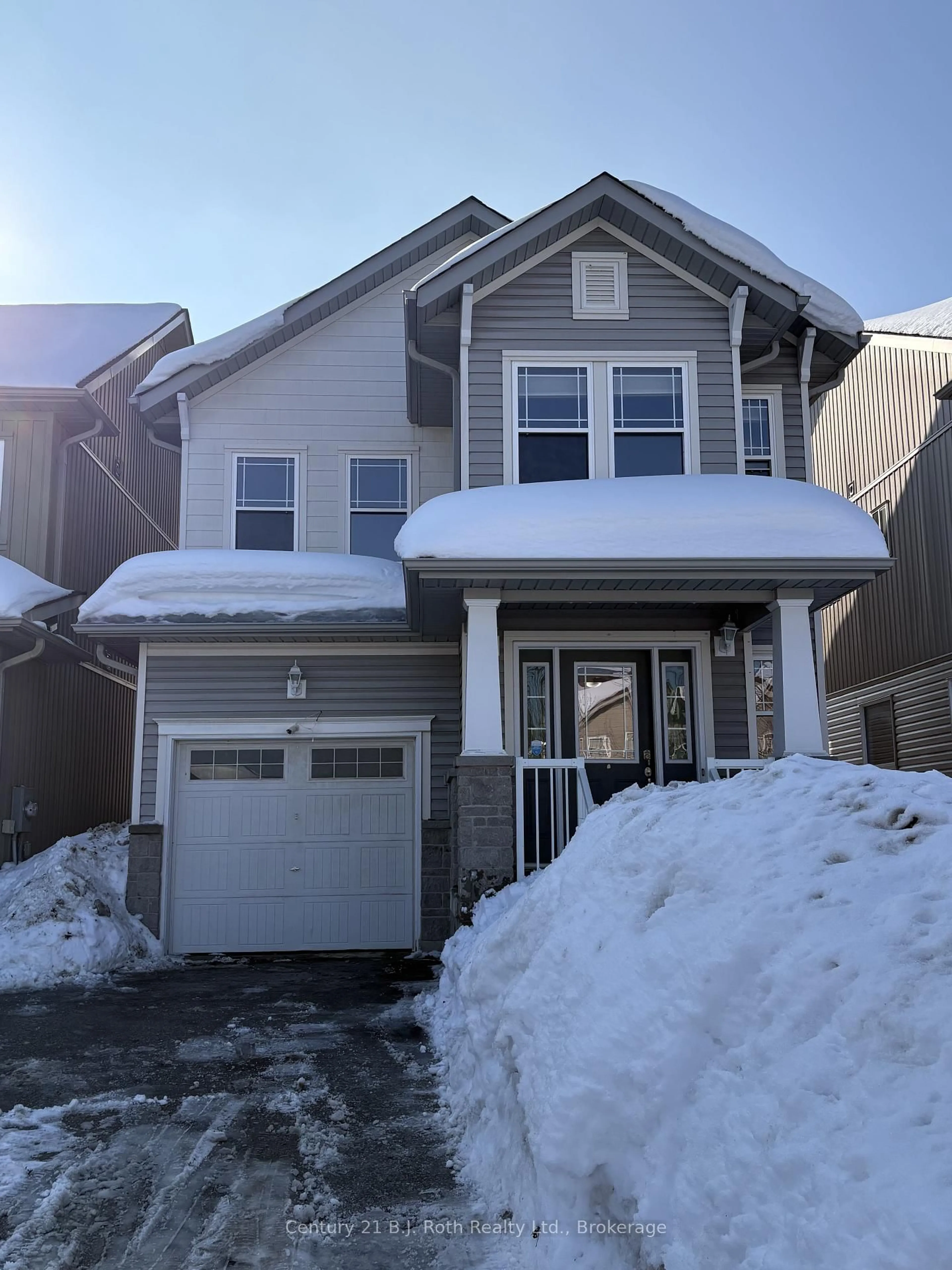 Home with vinyl exterior material, street for 34 Pearl Dr, Orillia Ontario L3V 0A5