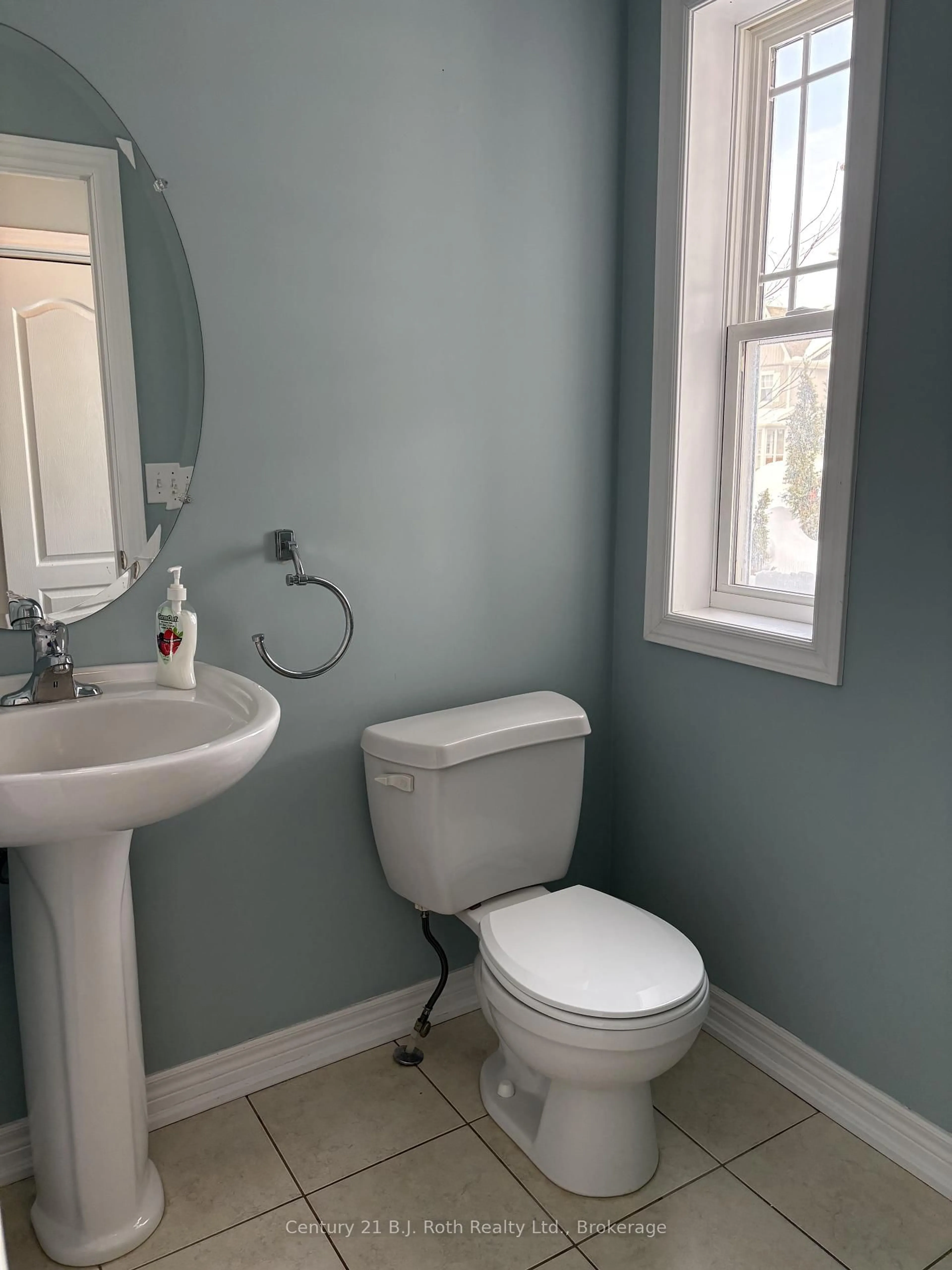 Standard bathroom, floor is not visible for 34 Pearl Dr, Orillia Ontario L3V 0A5