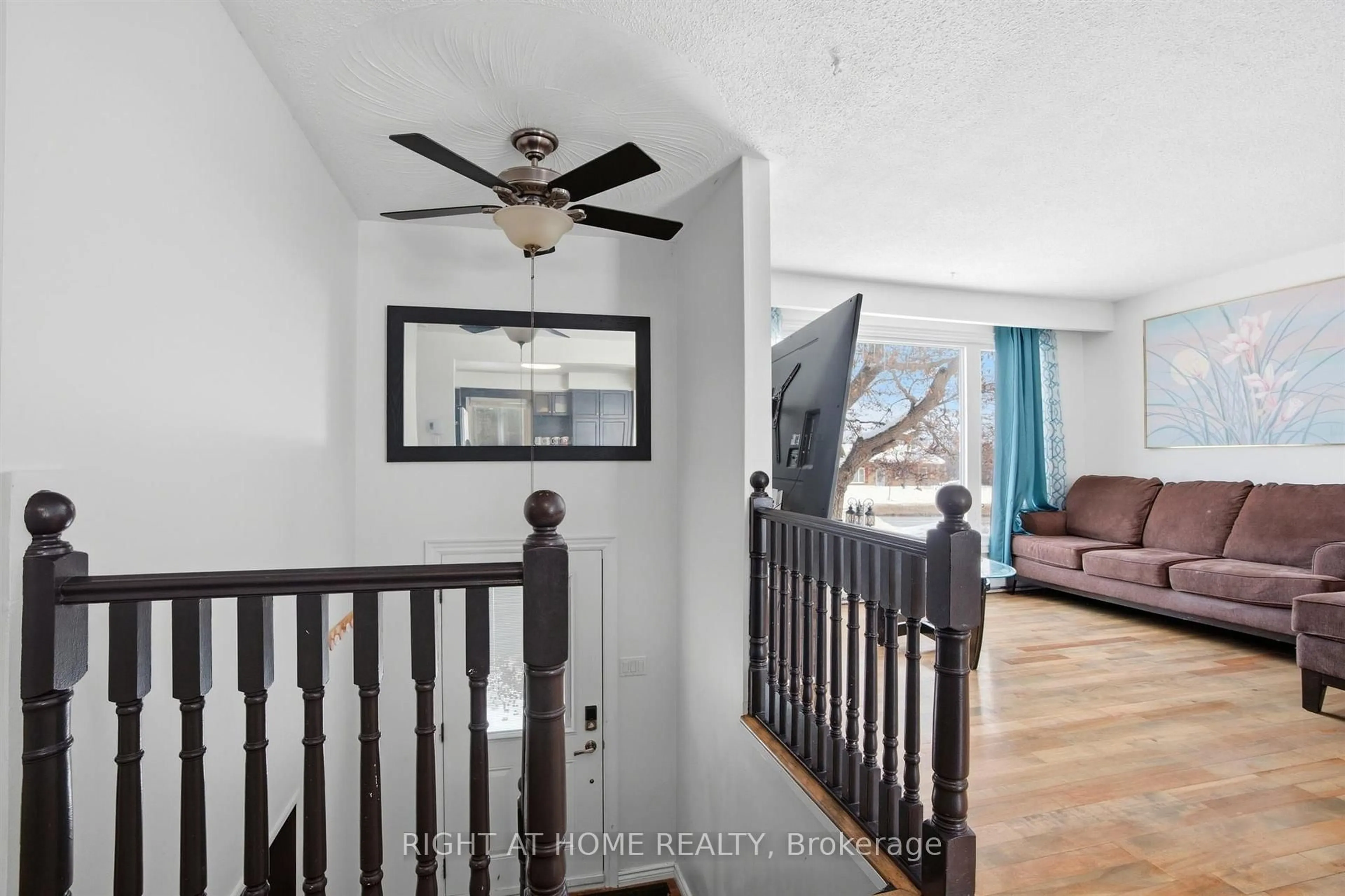 Indoor entryway for 198 Ferndale Dr, Barrie Ontario L4N 9W2