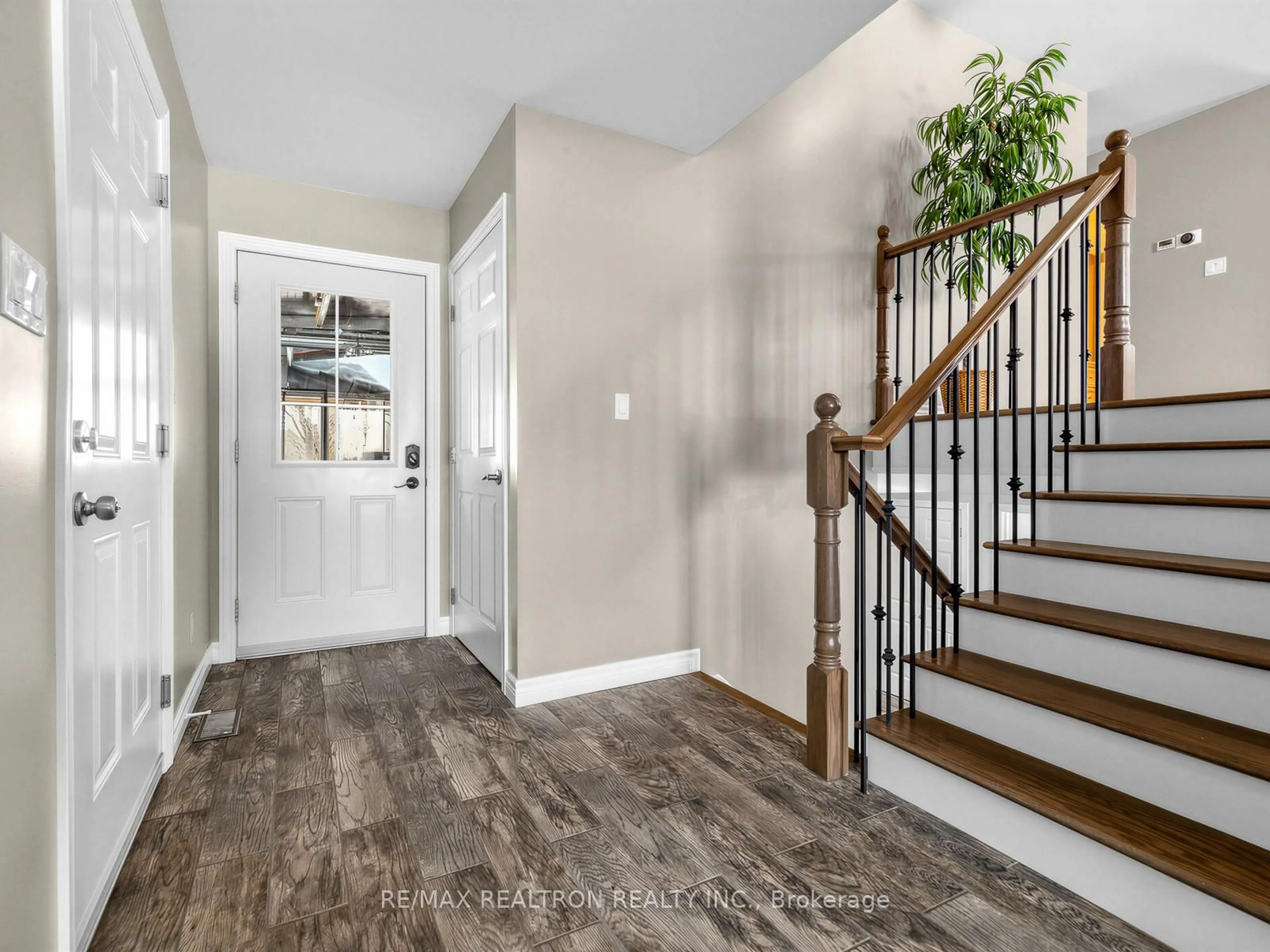 Indoor entryway for 2744 Church St, Ramara Ontario N0J 1P0