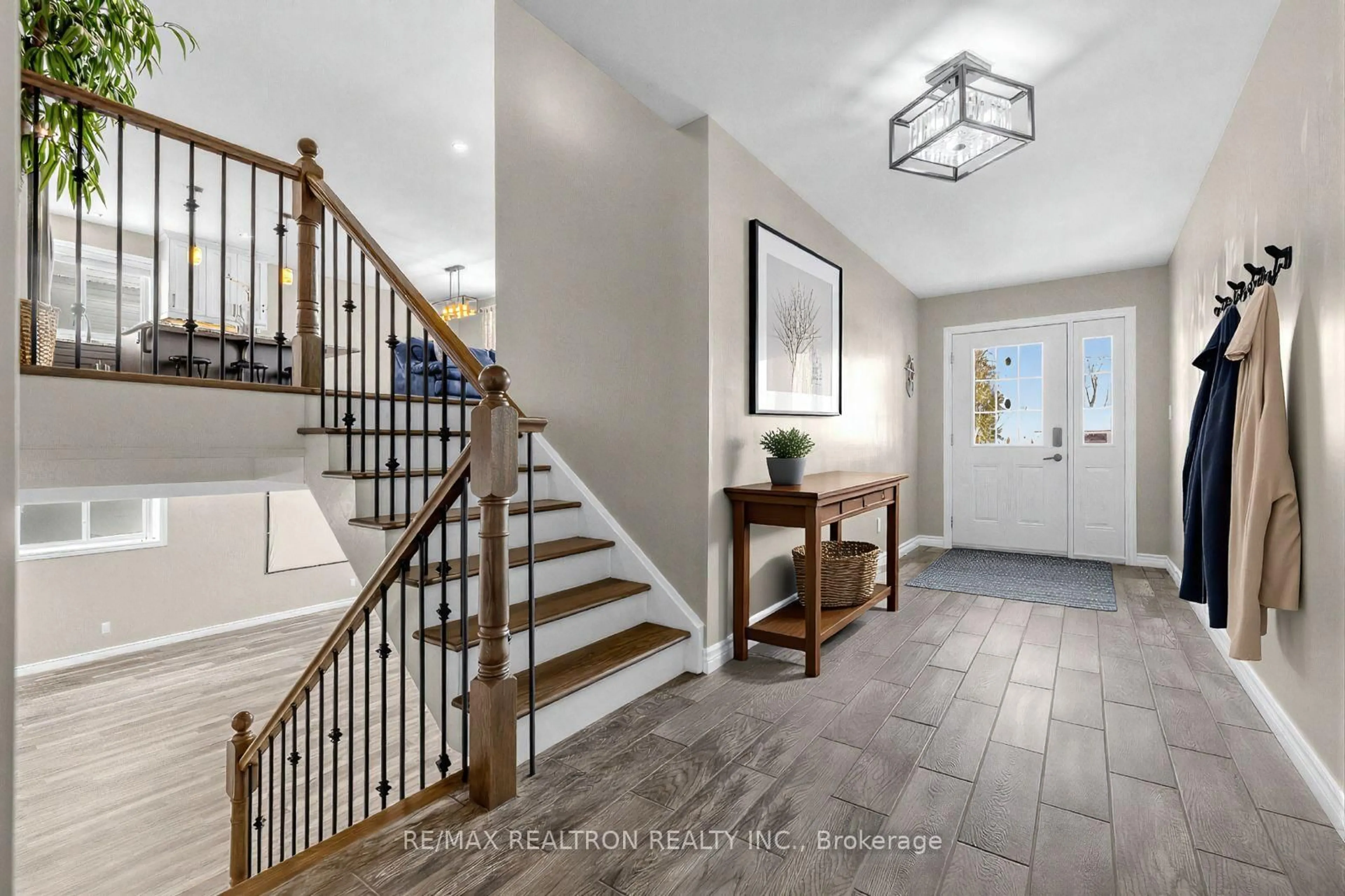 Indoor entryway for 2744 Church St, Ramara Ontario N0J 1P0