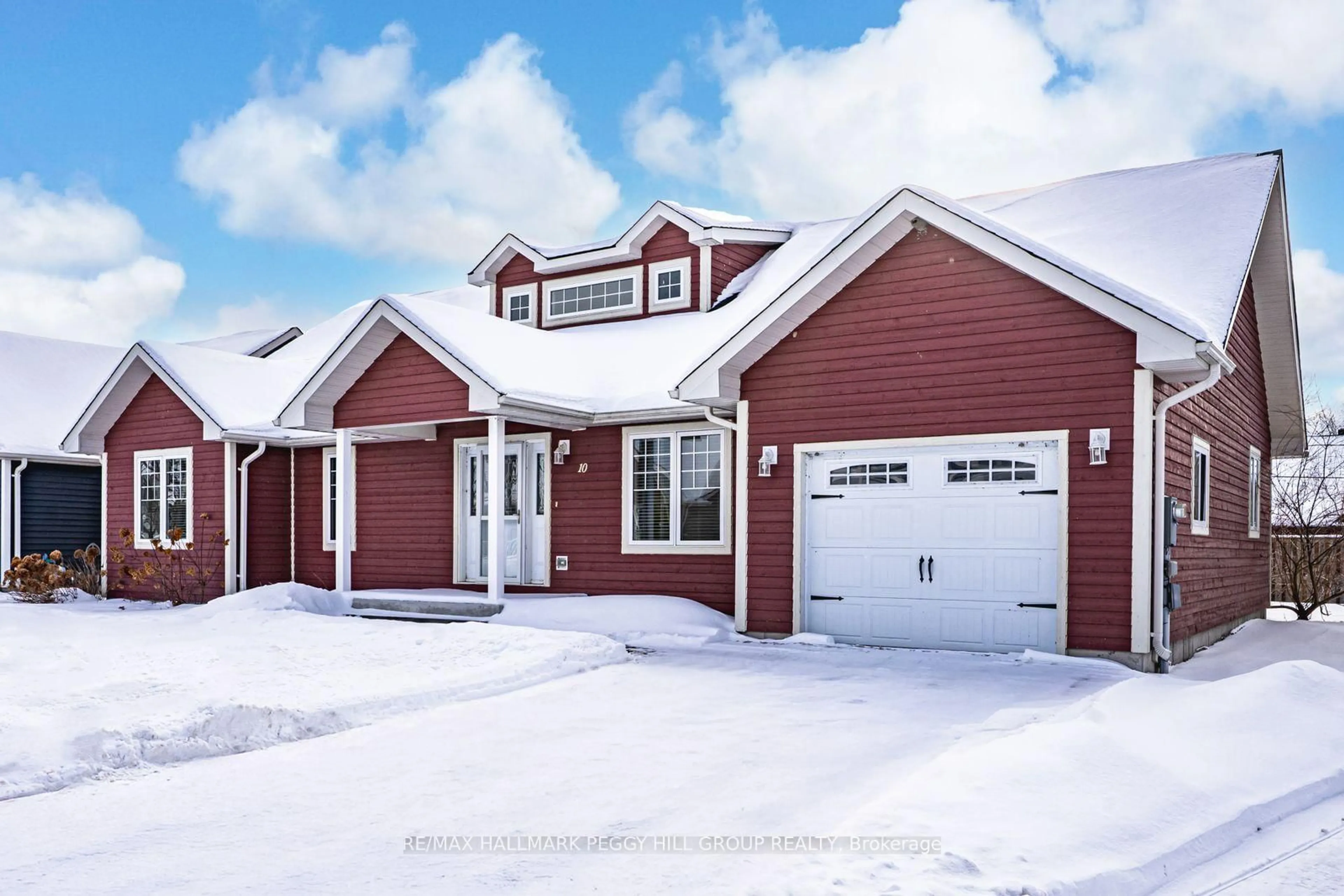 Home with vinyl exterior material, street for 10 Grew Cres, Penetanguishene Ontario L9M 0A4