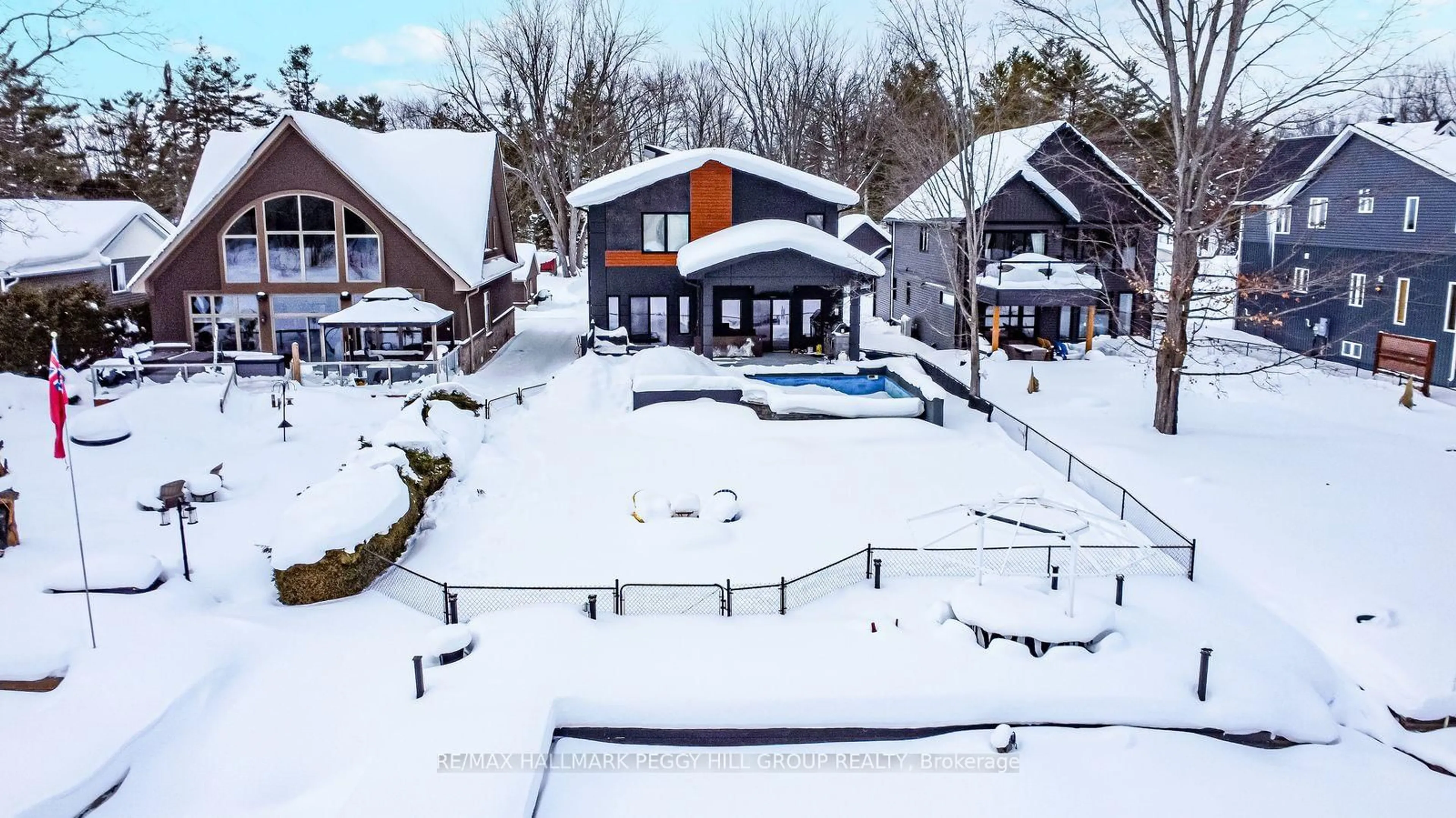 A pic from outside/outdoor area/front of a property/back of a property/a pic from drone, street for 1657 Peninsula Point Rd, Severn Ontario P0E 1N0