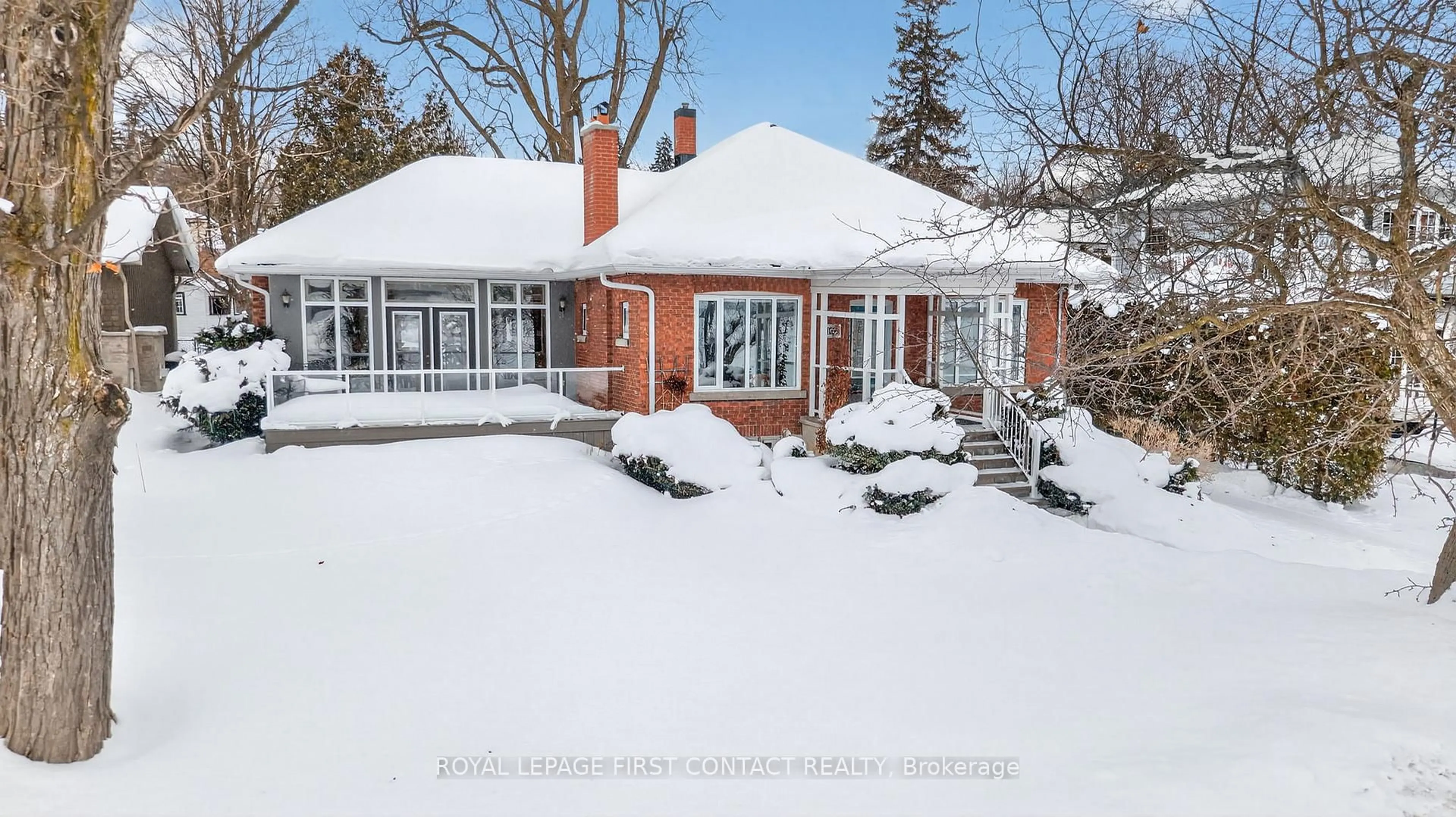 A pic from outside/outdoor area/front of a property/back of a property/a pic from drone, street for 162 Kempenfelt Dr, Barrie Ontario L4M 1C2