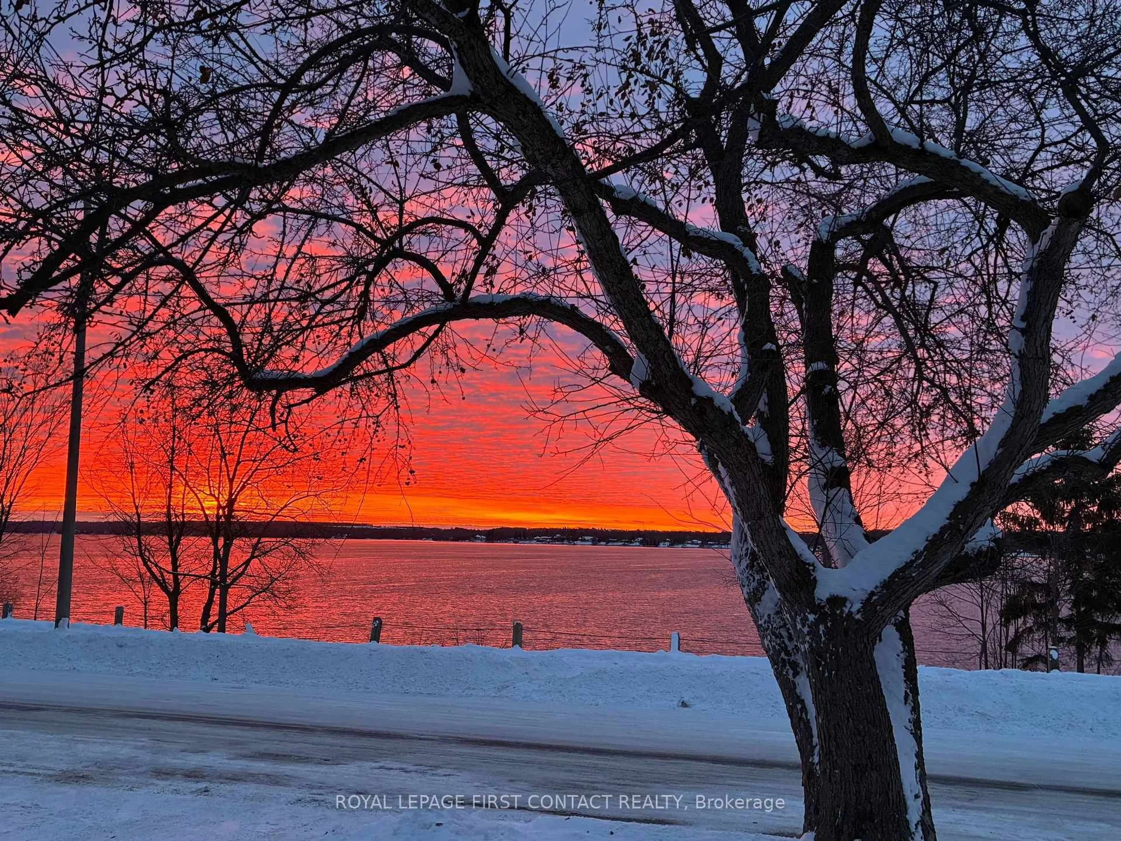 Blurry image for 162 Kempenfelt Dr, Barrie Ontario L4M 1C2