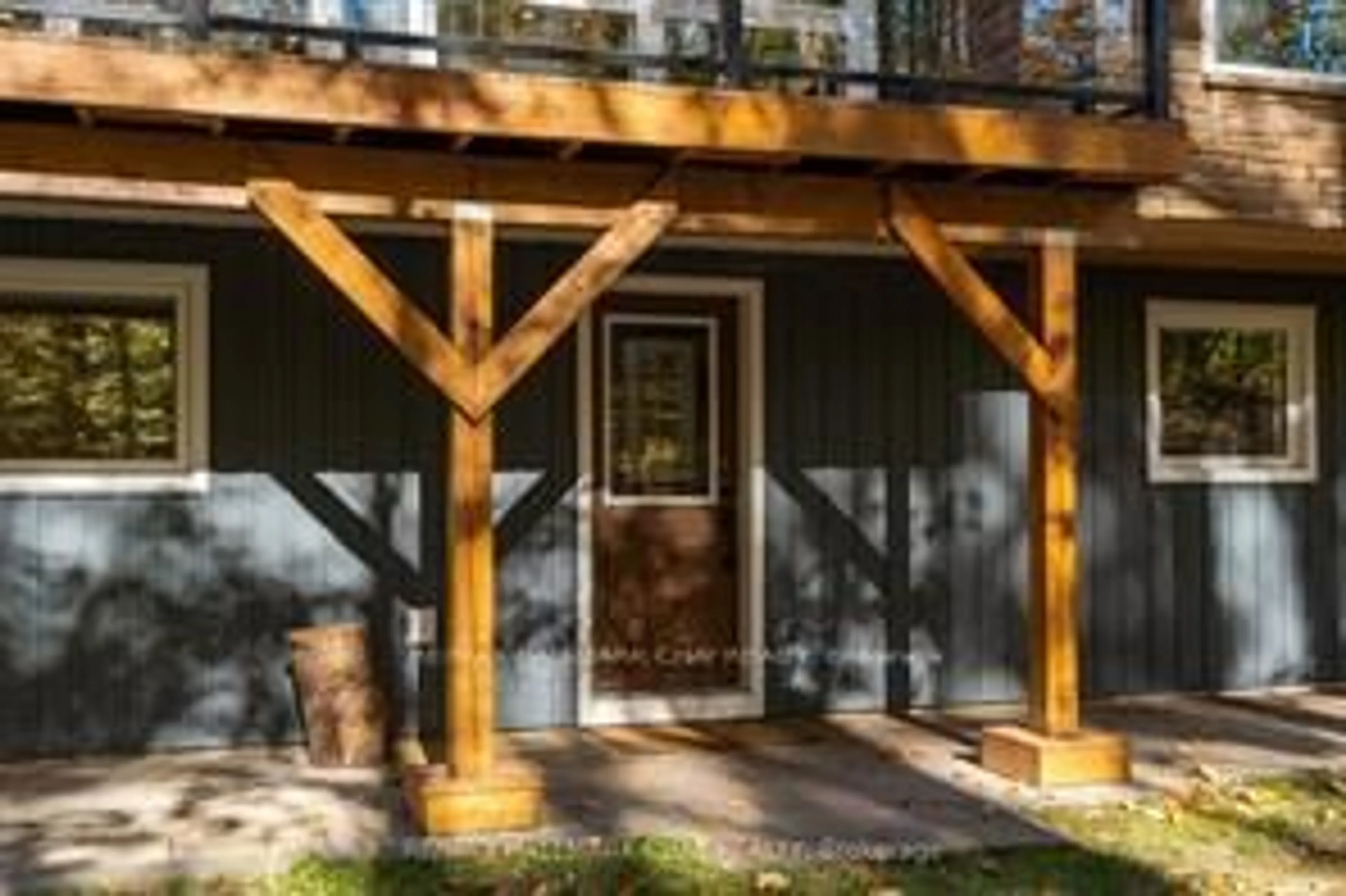 Indoor entryway for 1 Iroquois Rdge, Oro-Medonte Ontario L0K 1E0