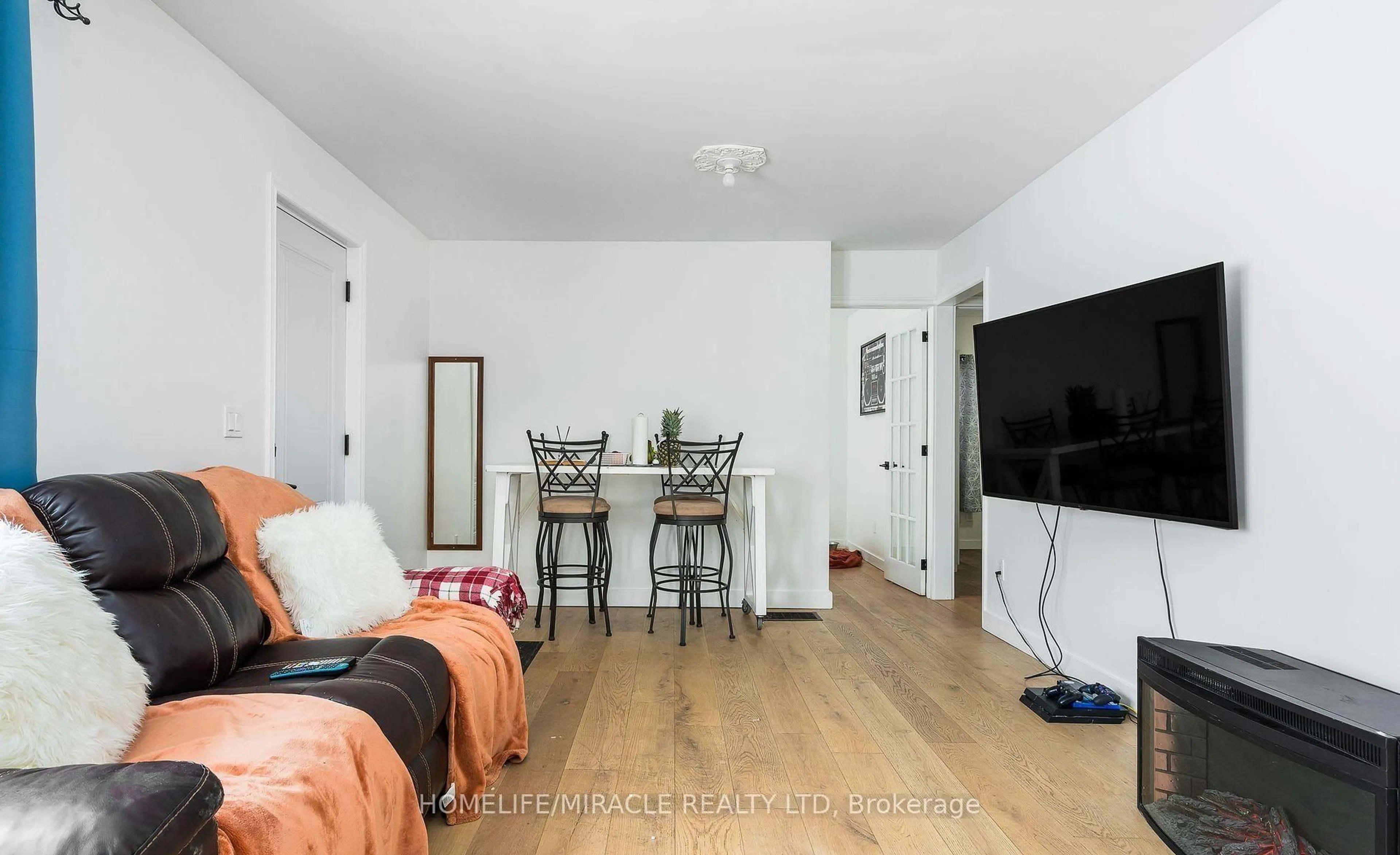 Living room with furniture, wood/laminate floor for 101 River Rd, Wasaga Beach Ontario L9Z 2L1