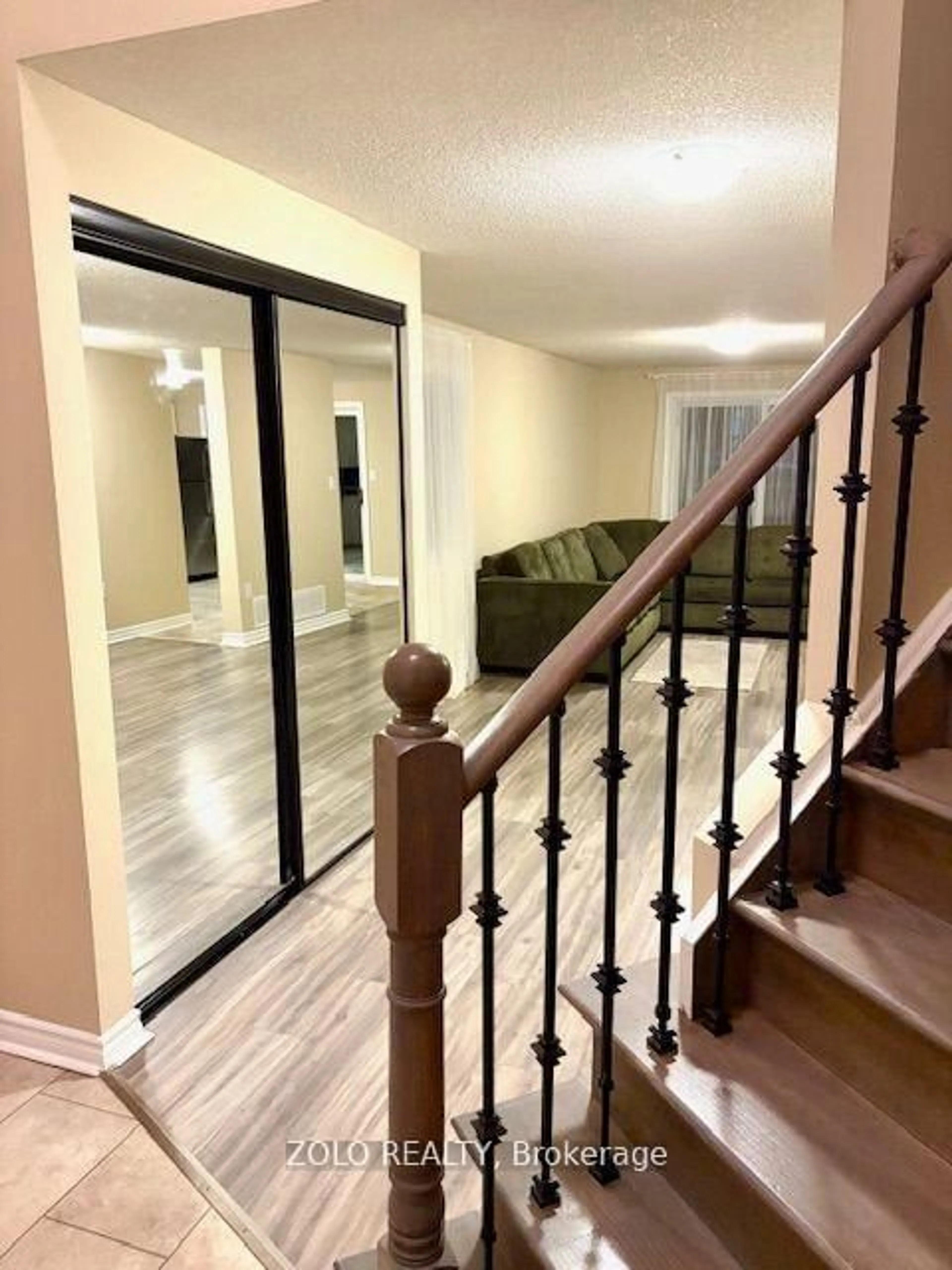 Indoor entryway for 174 Tunbridge Rd, Barrie Ontario L4M 6S1