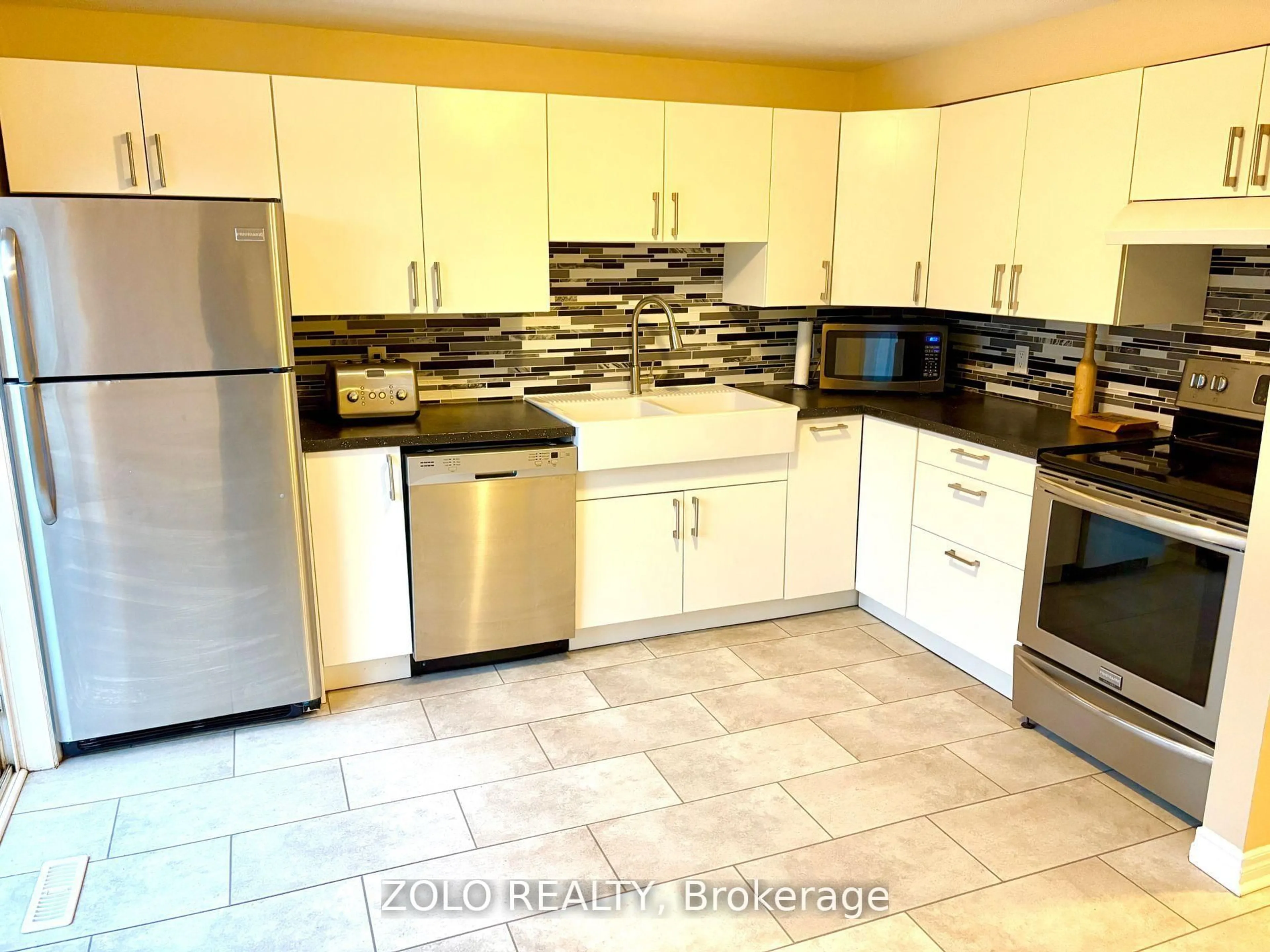 Standard kitchen, ceramic/tile floor for 174 Tunbridge Rd, Barrie Ontario L4M 6S1