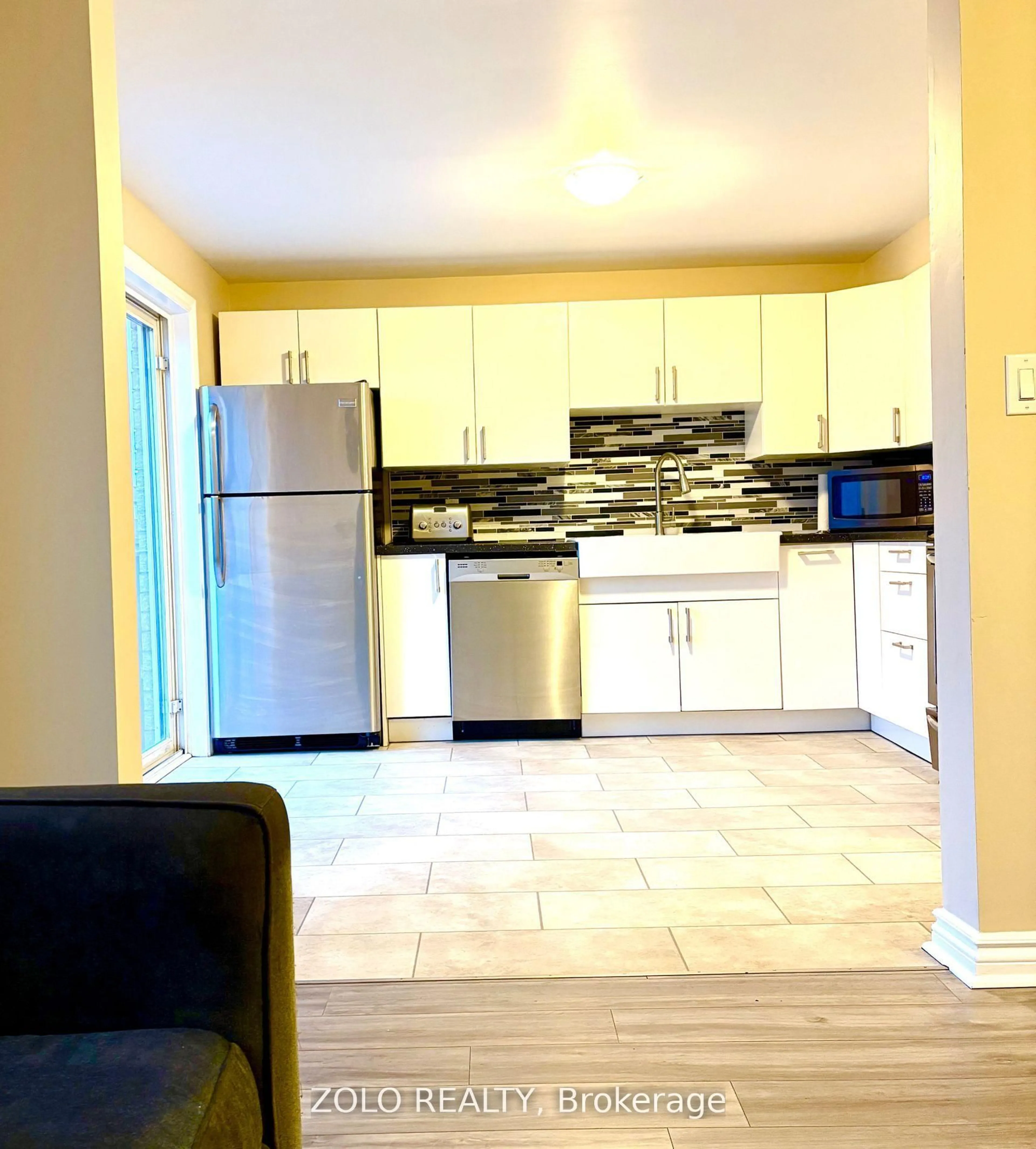 Open concept kitchen, ceramic/tile floor for 174 Tunbridge Rd, Barrie Ontario L4M 6S1