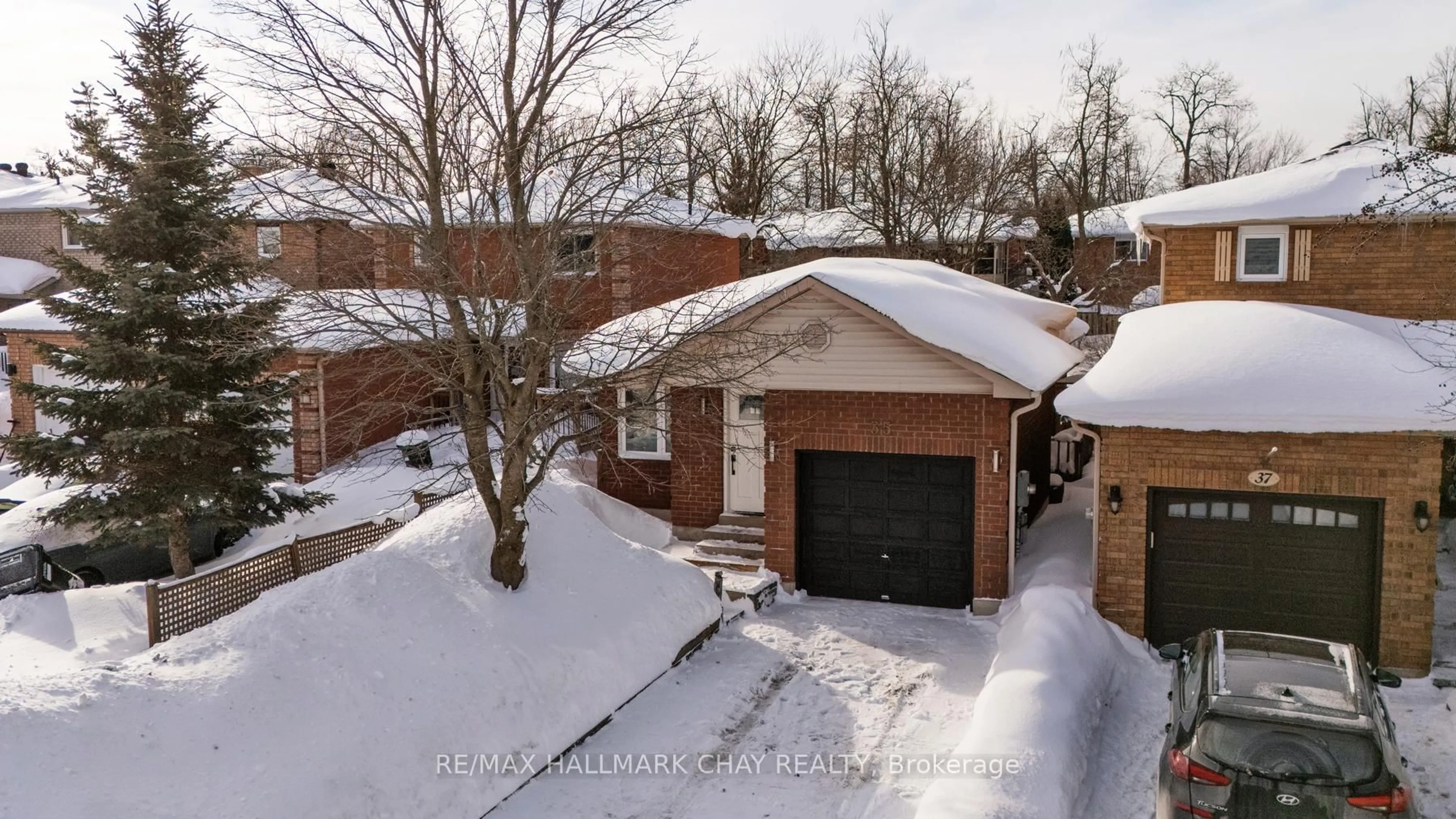 A pic from outside/outdoor area/front of a property/back of a property/a pic from drone, street for 35 Geddes Cres, Barrie Ontario L4N 7B2