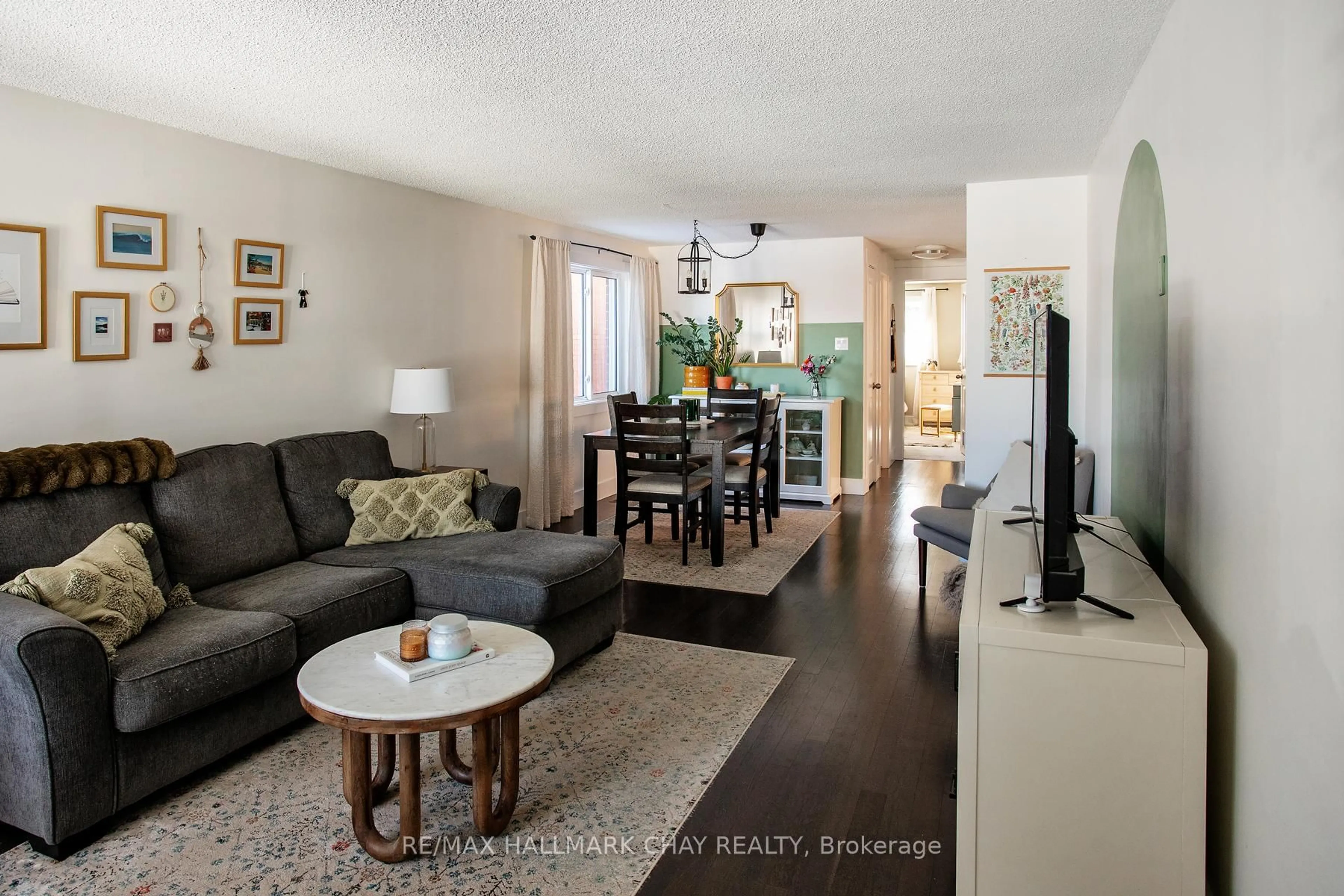 Living room with furniture, wood/laminate floor for 35 Geddes Cres, Barrie Ontario L4N 7B2