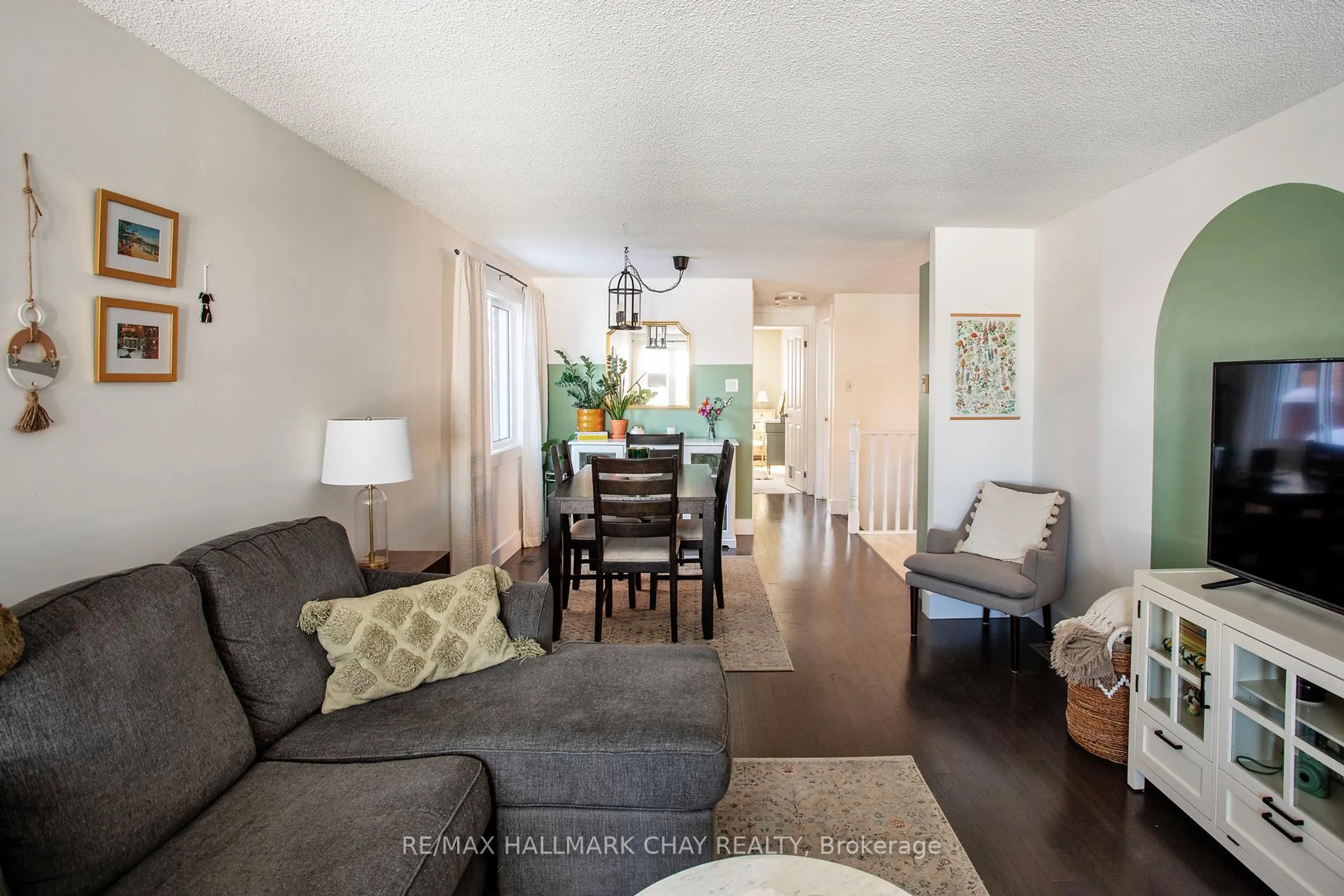 Living room with furniture, unknown for 35 Geddes Cres, Barrie Ontario L4N 7B2