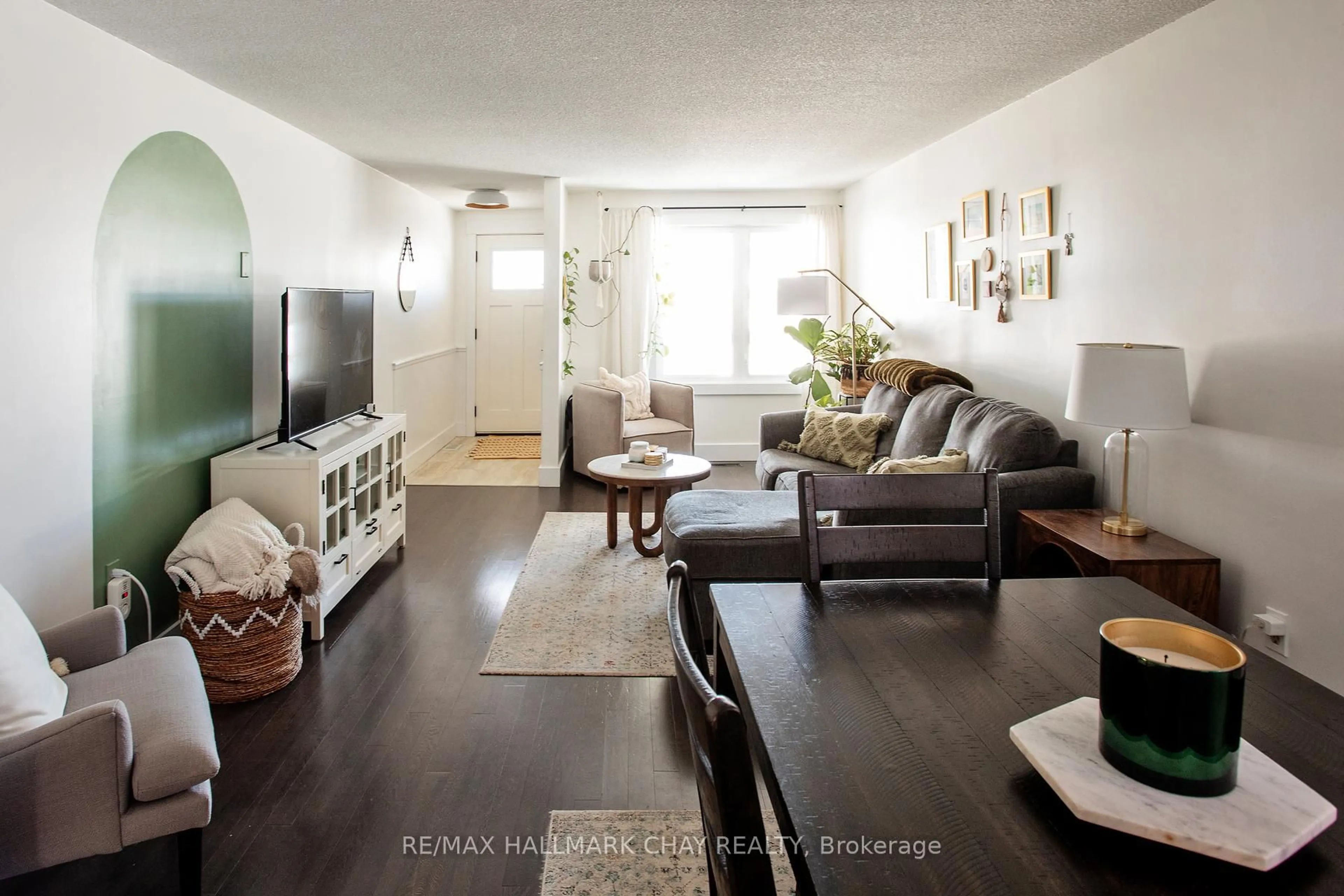 Living room with furniture, unknown for 35 Geddes Cres, Barrie Ontario L4N 7B2