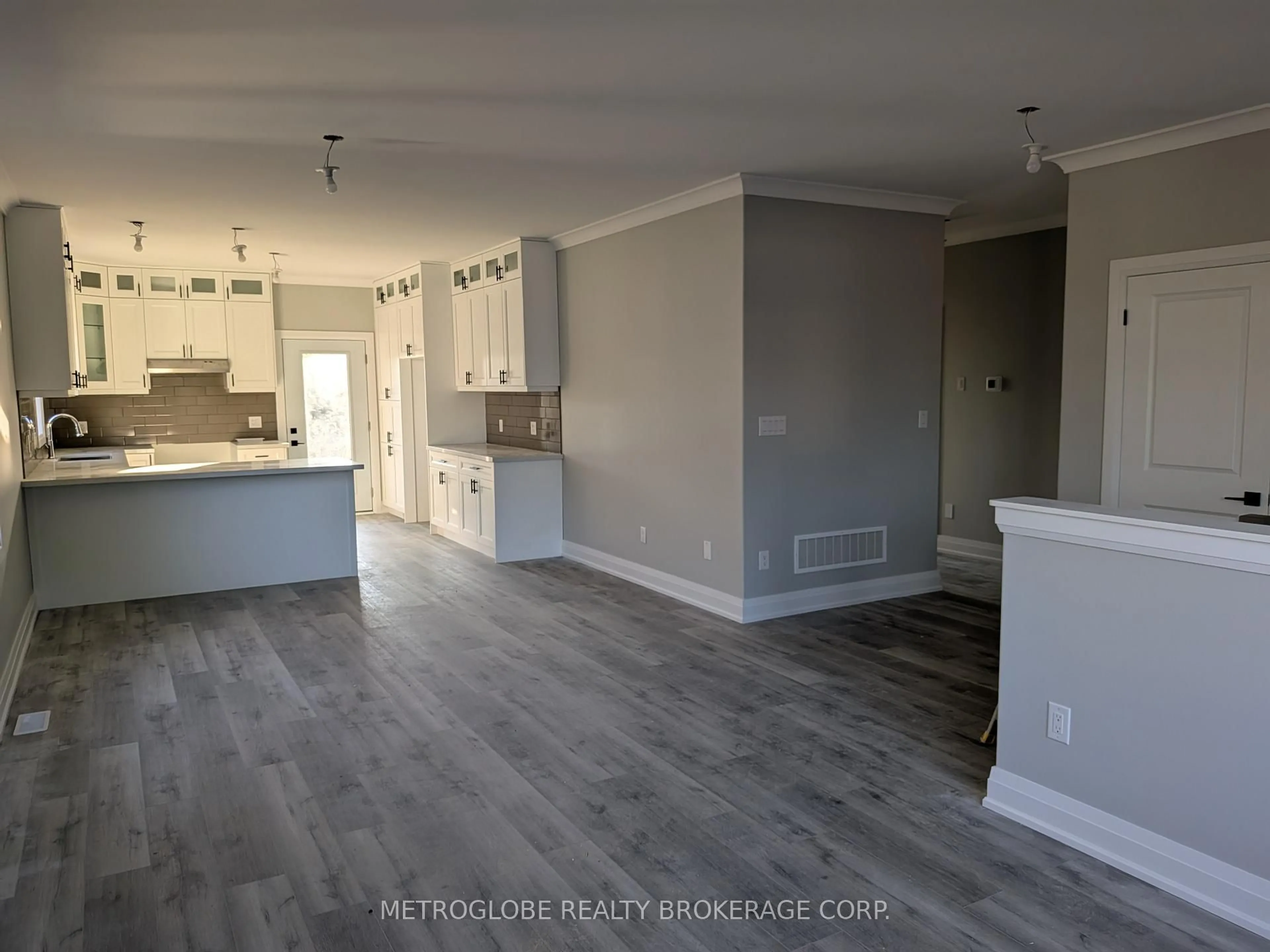 Open concept kitchen, wood/laminate floor for 6 JOANNE Cres, Wasaga Beach Ontario L9Z 1R4