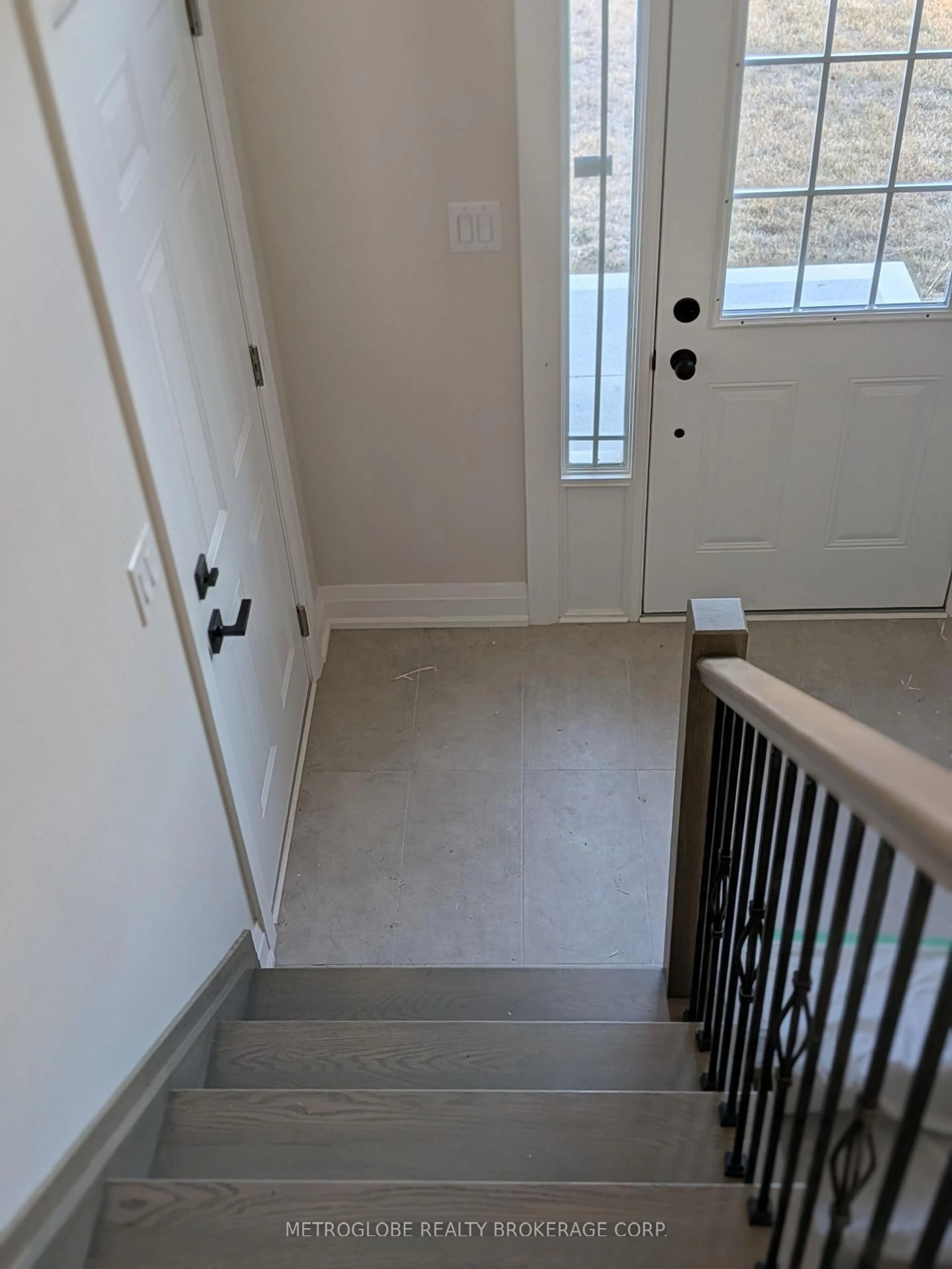 Indoor entryway for 4 JOANNE Cres, Wasaga Beach Ontario L9Z 0S2