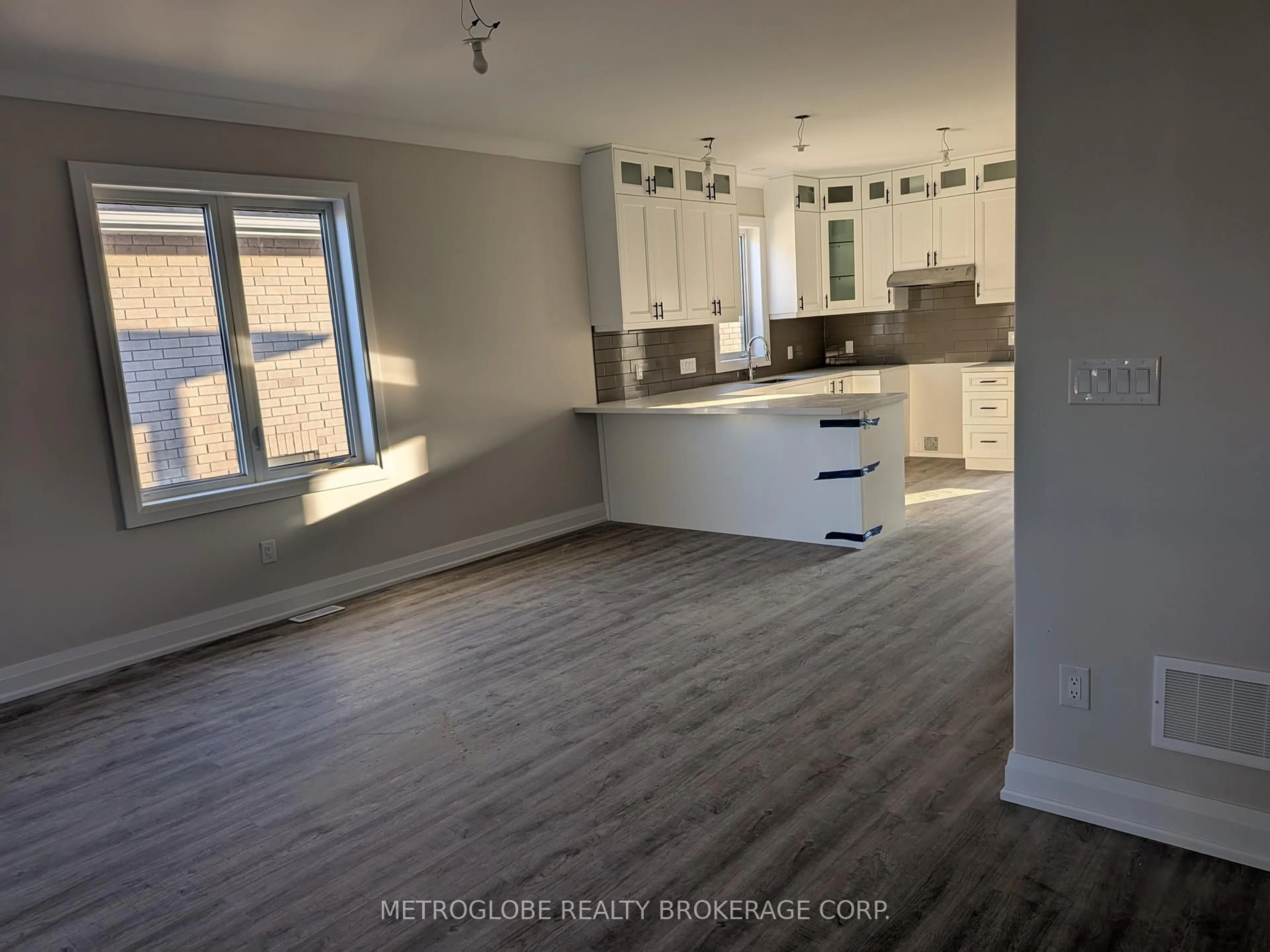 Open concept kitchen, wood/laminate floor for 4 JOANNE Cres, Wasaga Beach Ontario L9Z 0S2