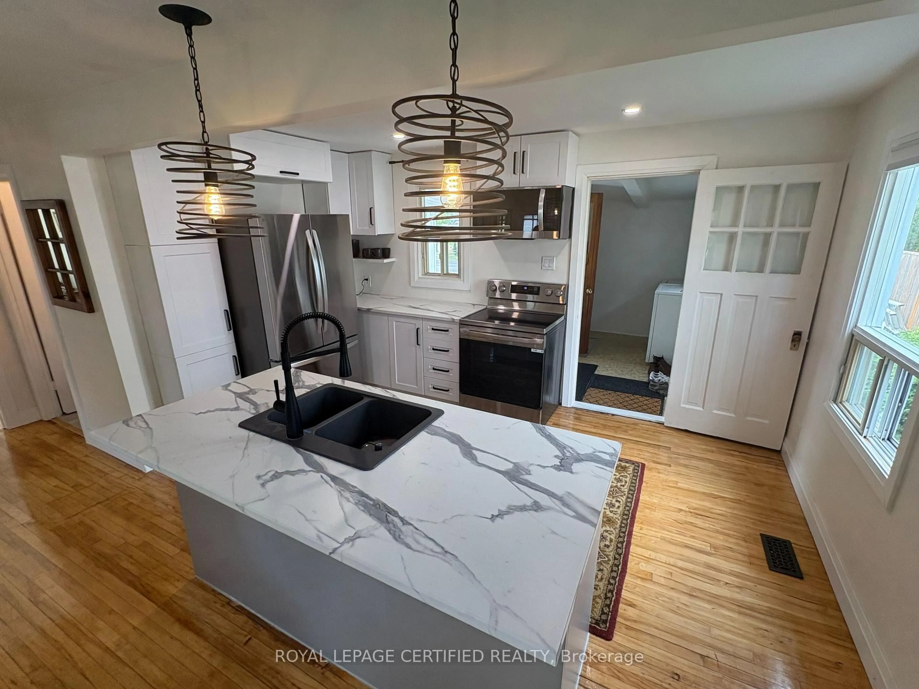 Open concept kitchen, ceramic/tile floor for 139 Memorial Ave, Orillia Ontario L3V 5X1