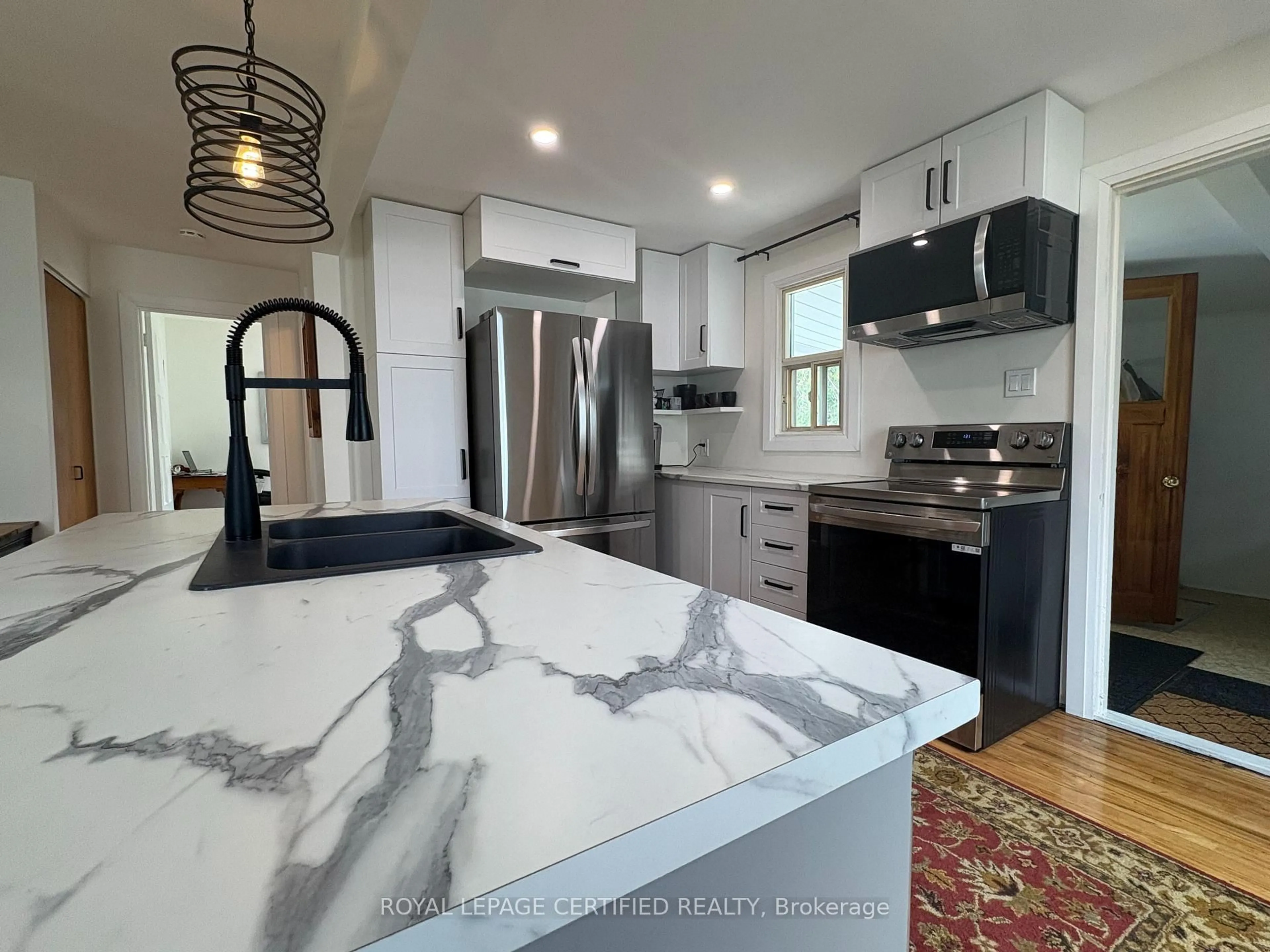 Open concept kitchen, ceramic/tile floor for 139 Memorial Ave, Orillia Ontario L3V 5X1