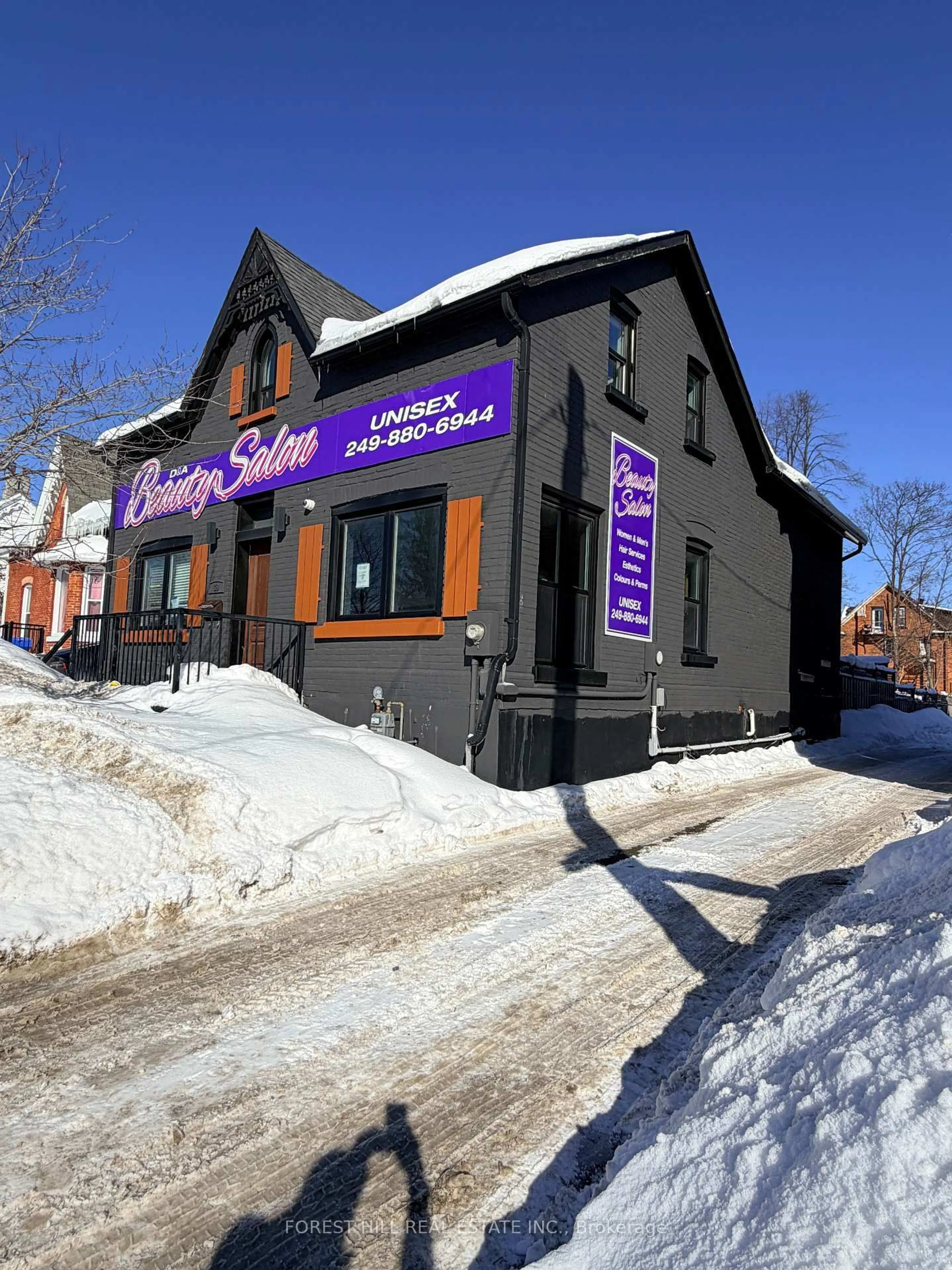 Indoor foyer for 89 Toronto St, Barrie Ontario L4N 1V1