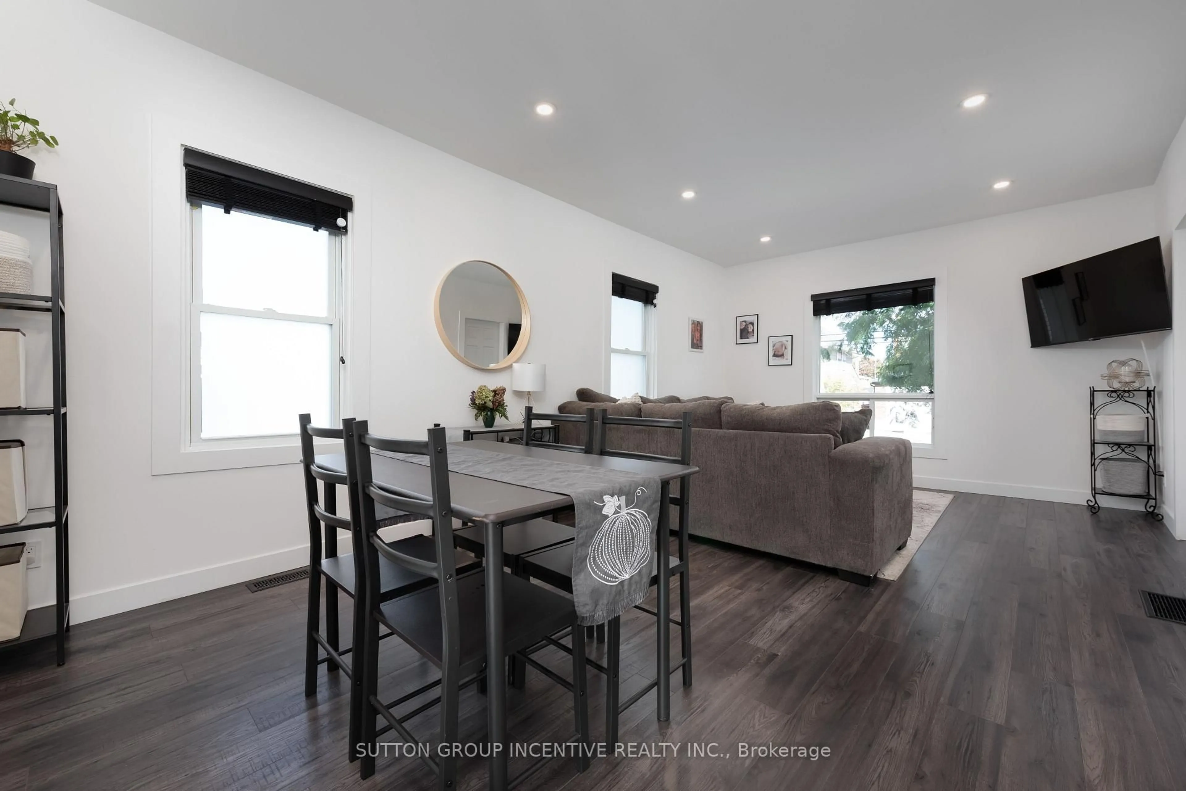 Dining room, wood/laminate floor for 87 Dunlop St, Orillia Ontario L3V 5P3