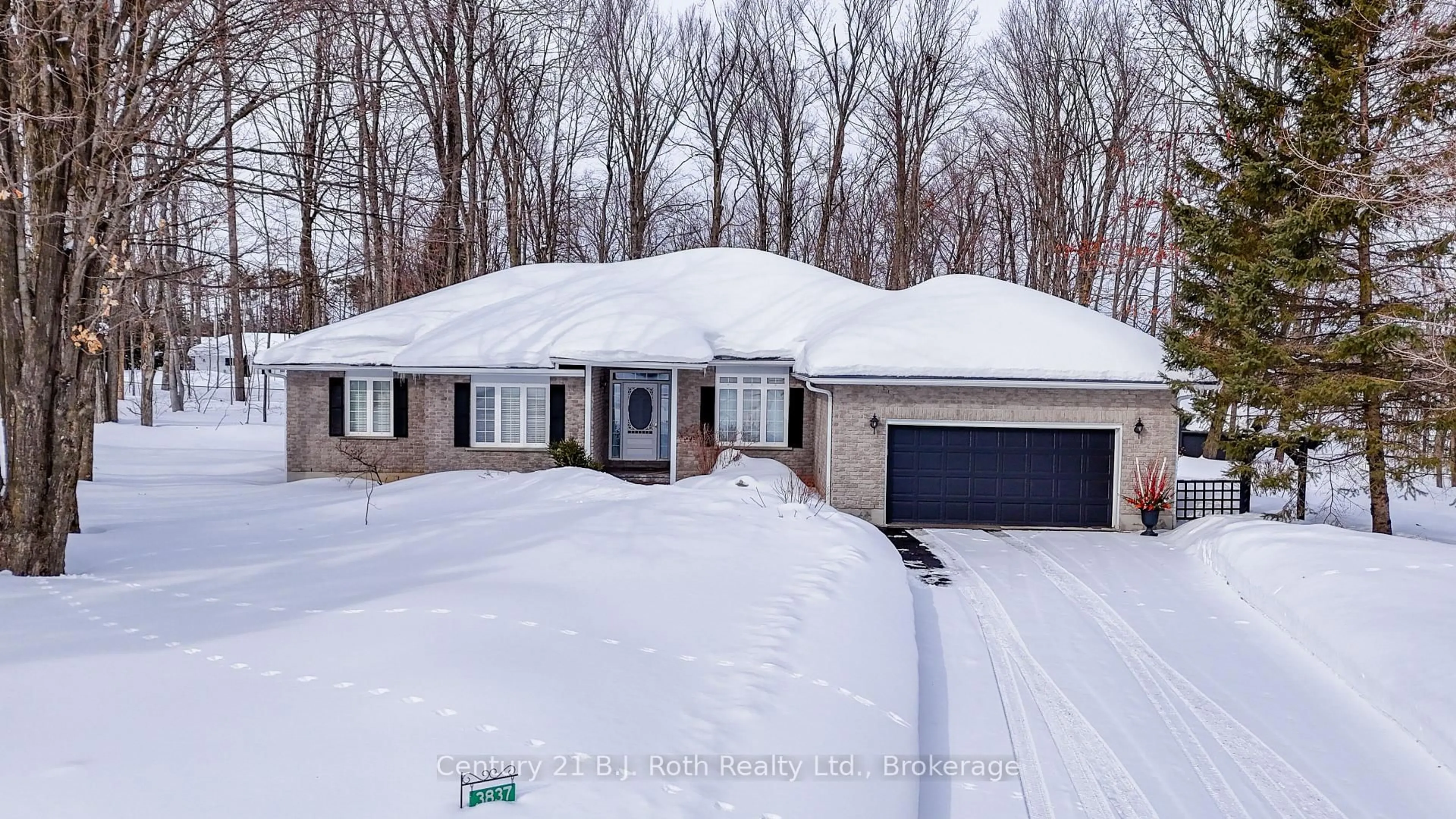 A pic from outside/outdoor area/front of a property/back of a property/a pic from drone, street for 3837 Jenn Lynn Crt, Severn Ontario L3V 0V6