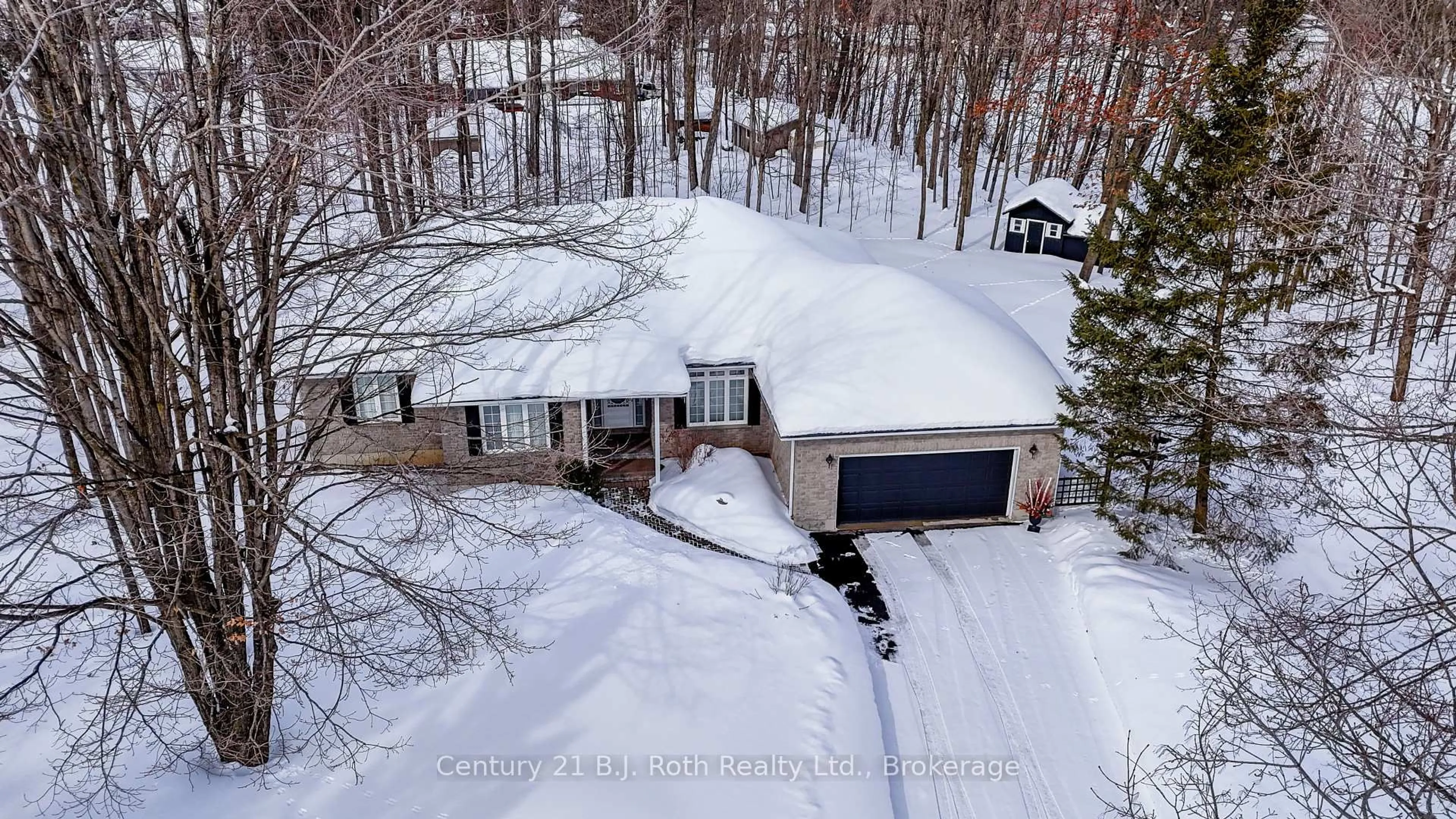 A pic from outside/outdoor area/front of a property/back of a property/a pic from drone, street for 3837 Jenn Lynn Crt, Severn Ontario L3V 0V6