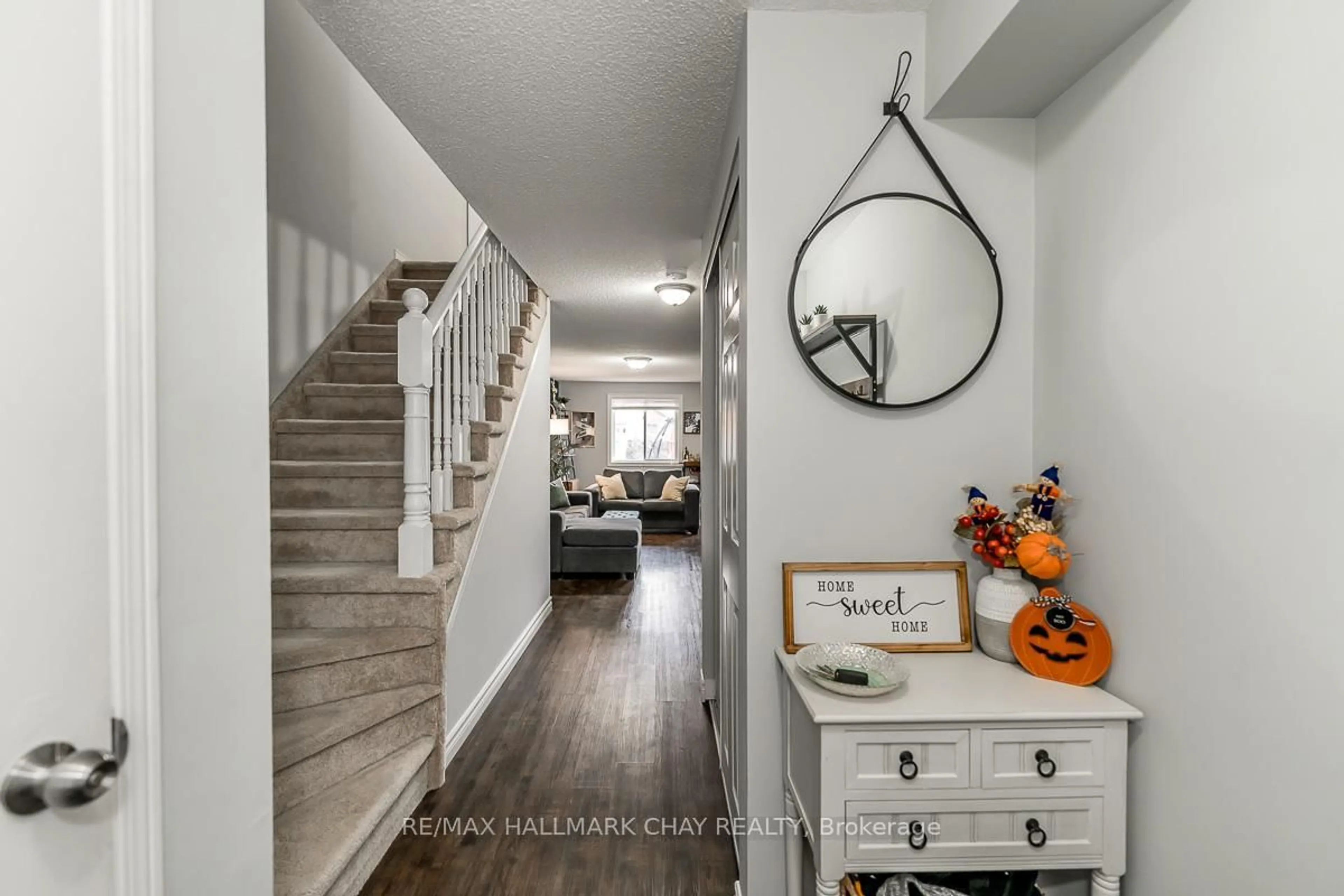 Indoor entryway for 50 Raymond Cres, Barrie Ontario L4N 0X6