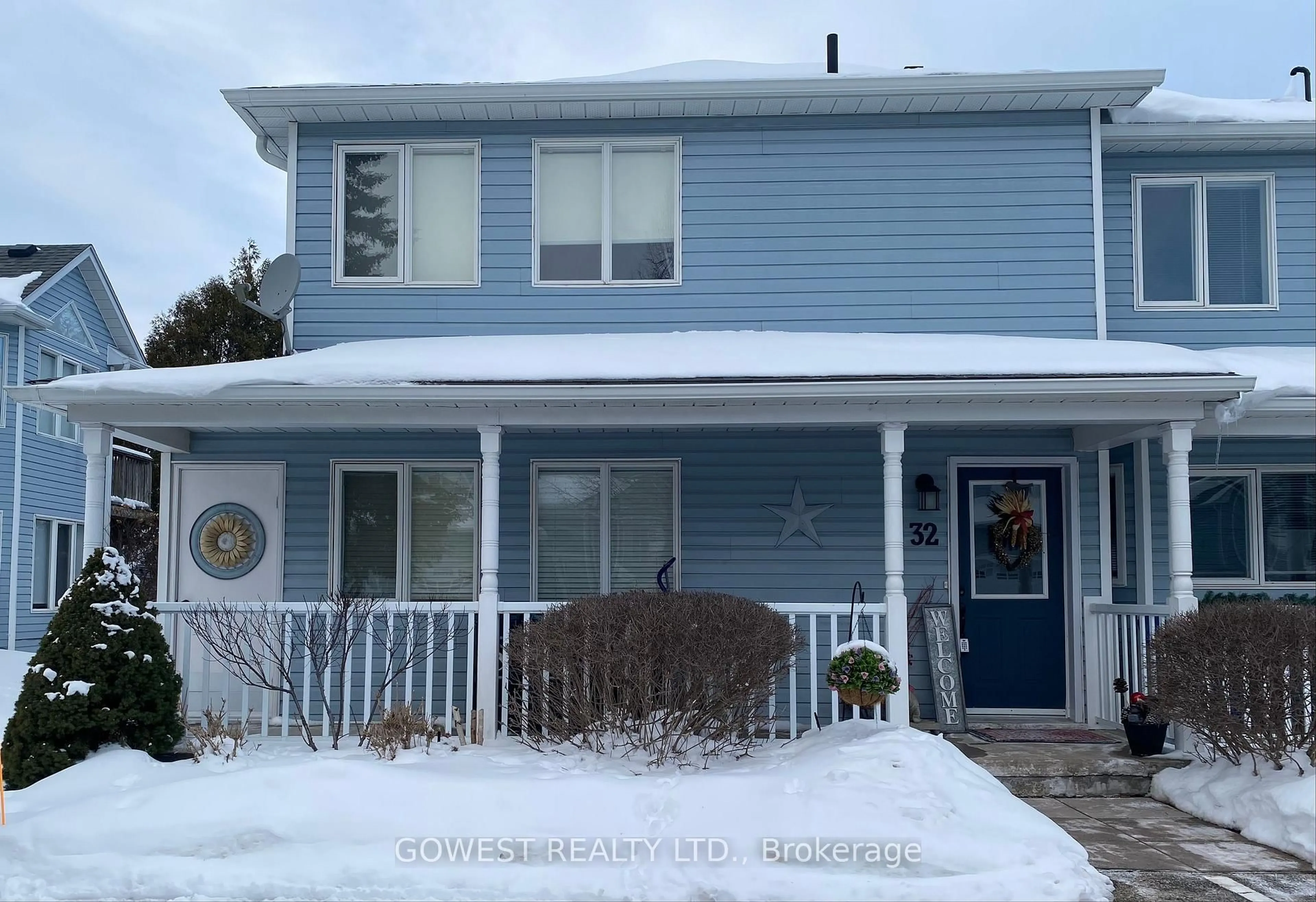 Home with vinyl exterior material, street for 32 Valleymede Crt, Collingwood Ontario L9Y 5E4