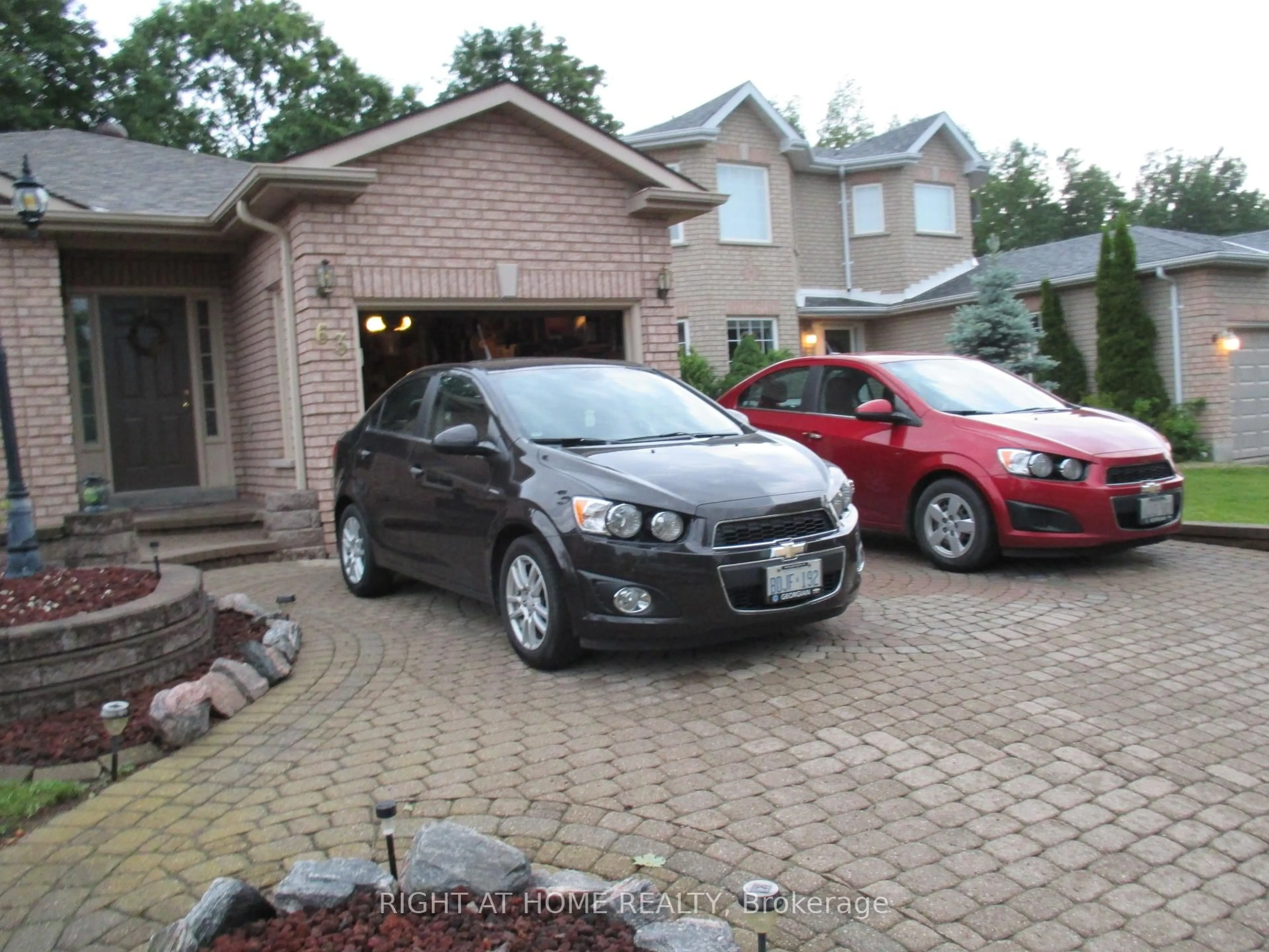 Indoor garage for 63 Benson Dr, Barrie Ontario L4N 7Y2