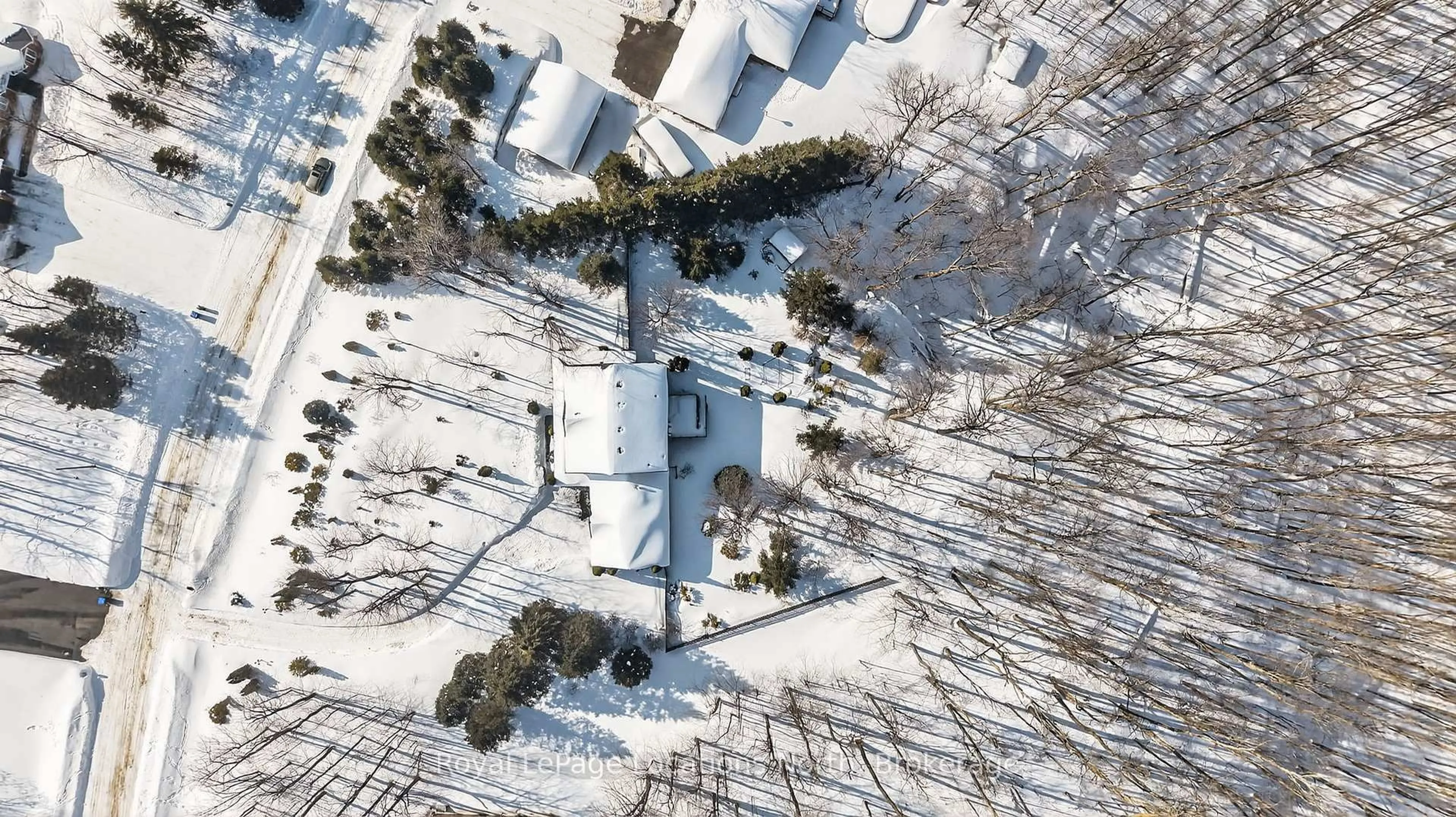 A pic from outside/outdoor area/front of a property/back of a property/a pic from drone, building for 20 Green Mountain Crt, Oro-Medonte Ontario L0L 2L0