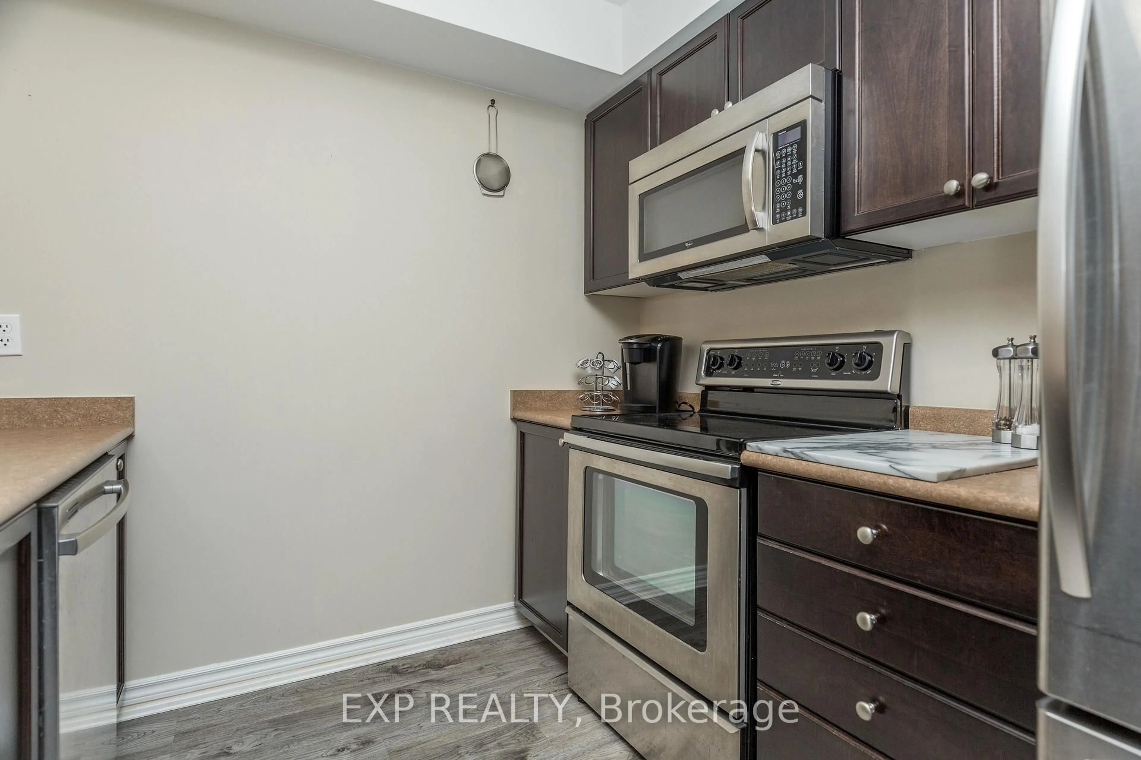 Standard kitchen, unknown for 39 Coulter St #18, Barrie Ontario L4N 6L9