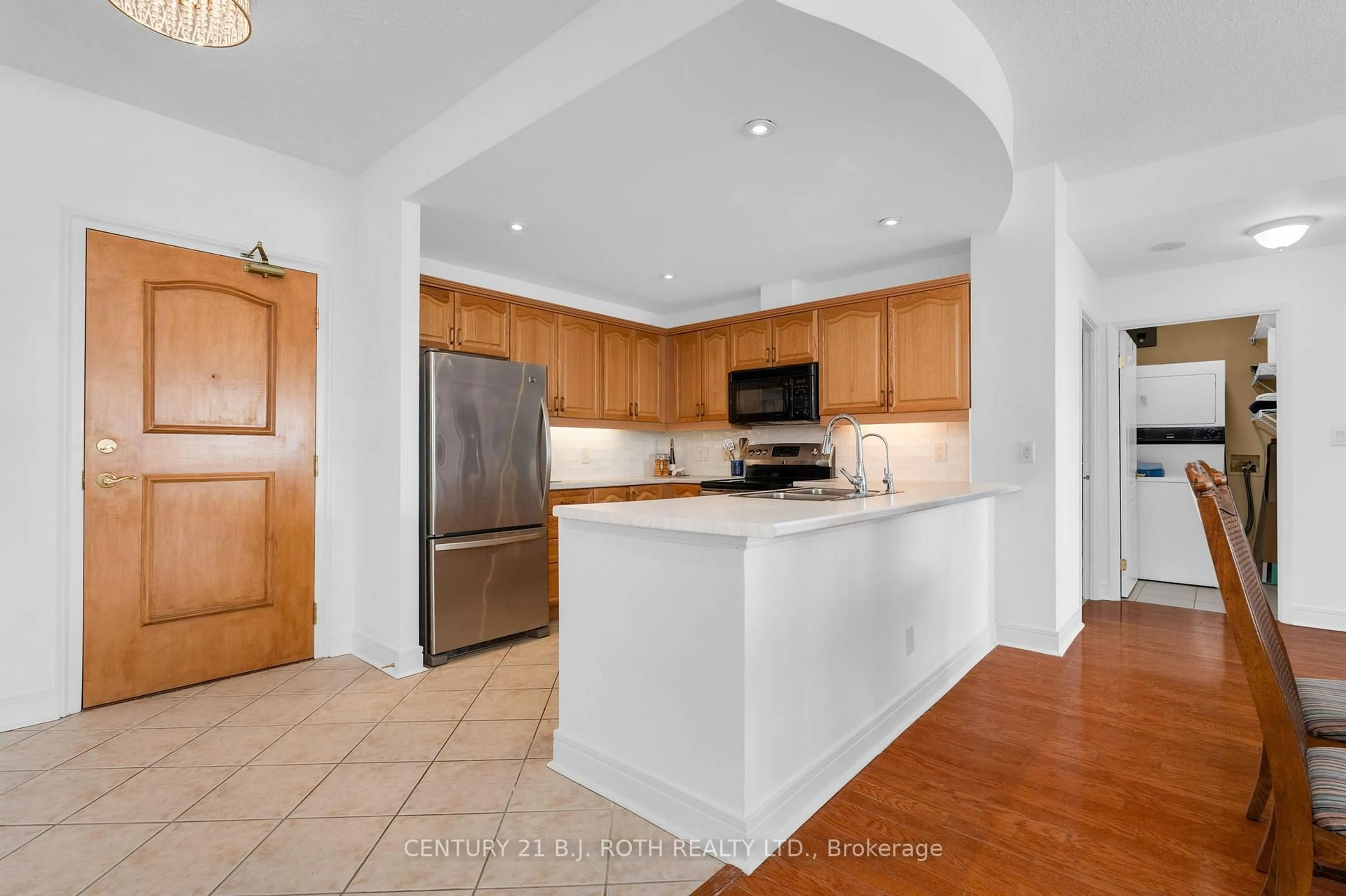 Open concept kitchen, ceramic/tile floor for 2 Toronto St #1402, Barrie Ontario L4N 9R2