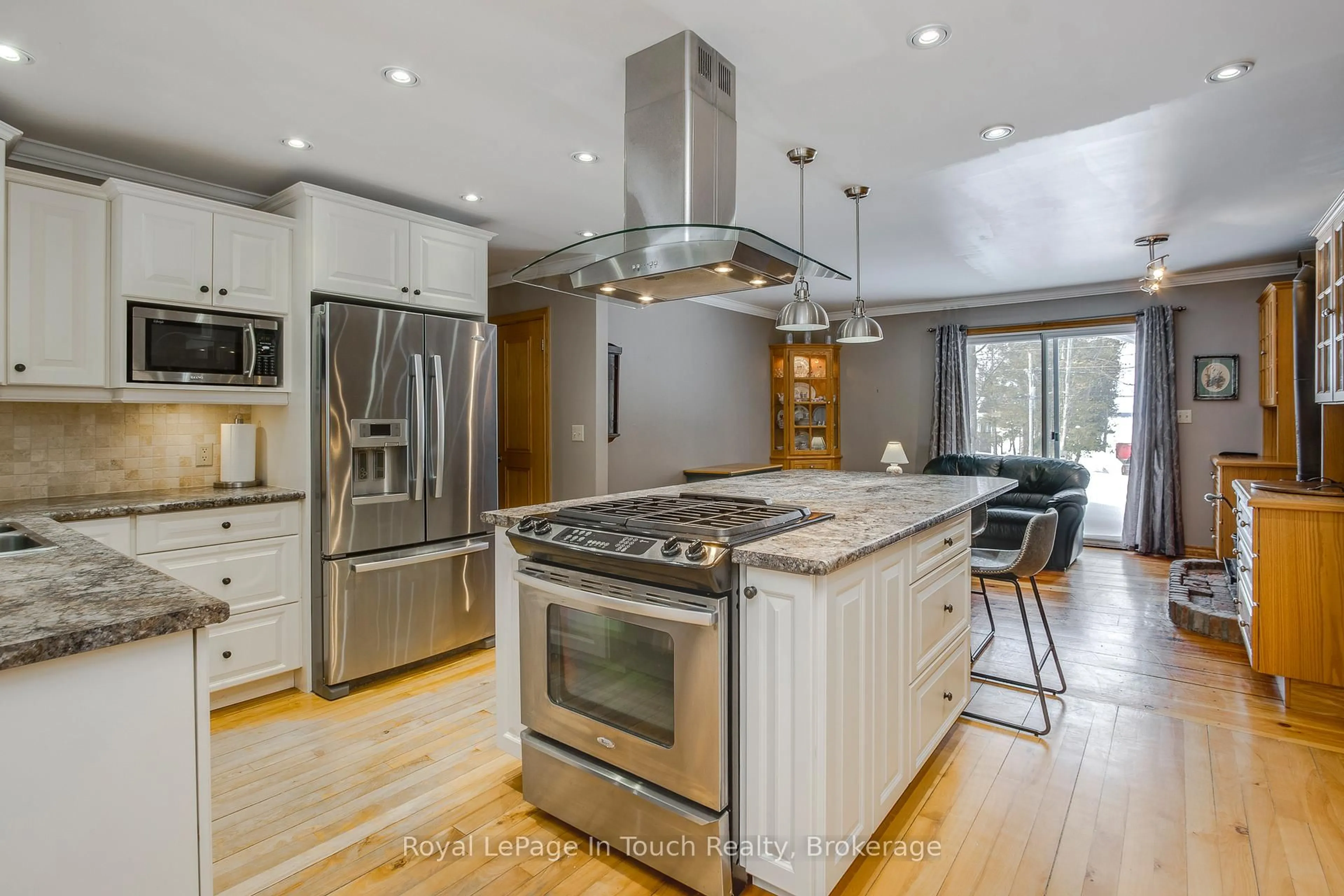 Contemporary kitchen, unknown for 2554 Champlain Rd, Tiny Ontario L9M 0C3