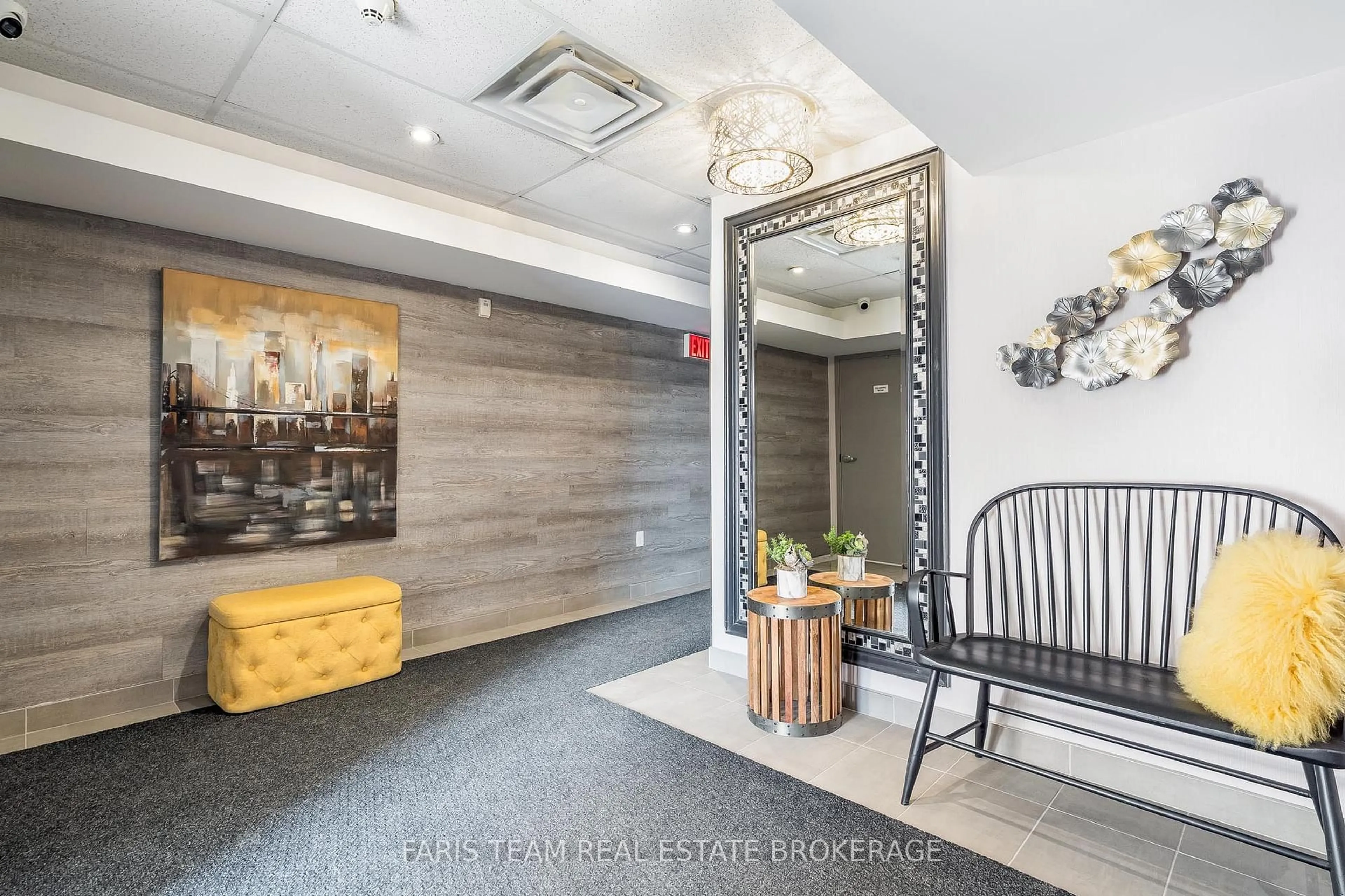 Indoor foyer for 39 Ferndale Dr #202, Barrie Ontario L4N 5T5