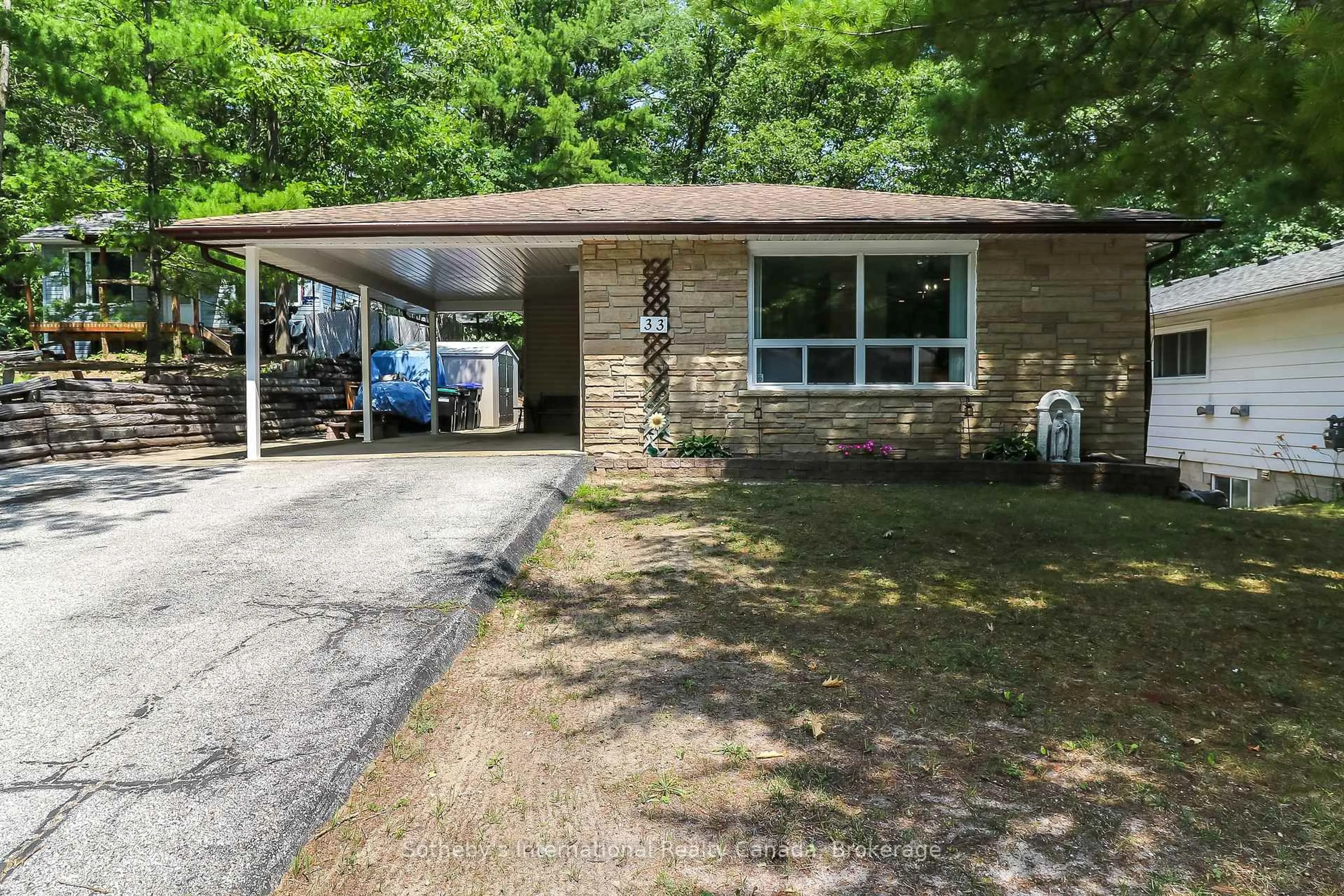 A pic from outside/outdoor area/front of a property/back of a property/a pic from drone, unknown for 33 Parkwood Dr, Wasaga Beach Ontario L9Z 2T2
