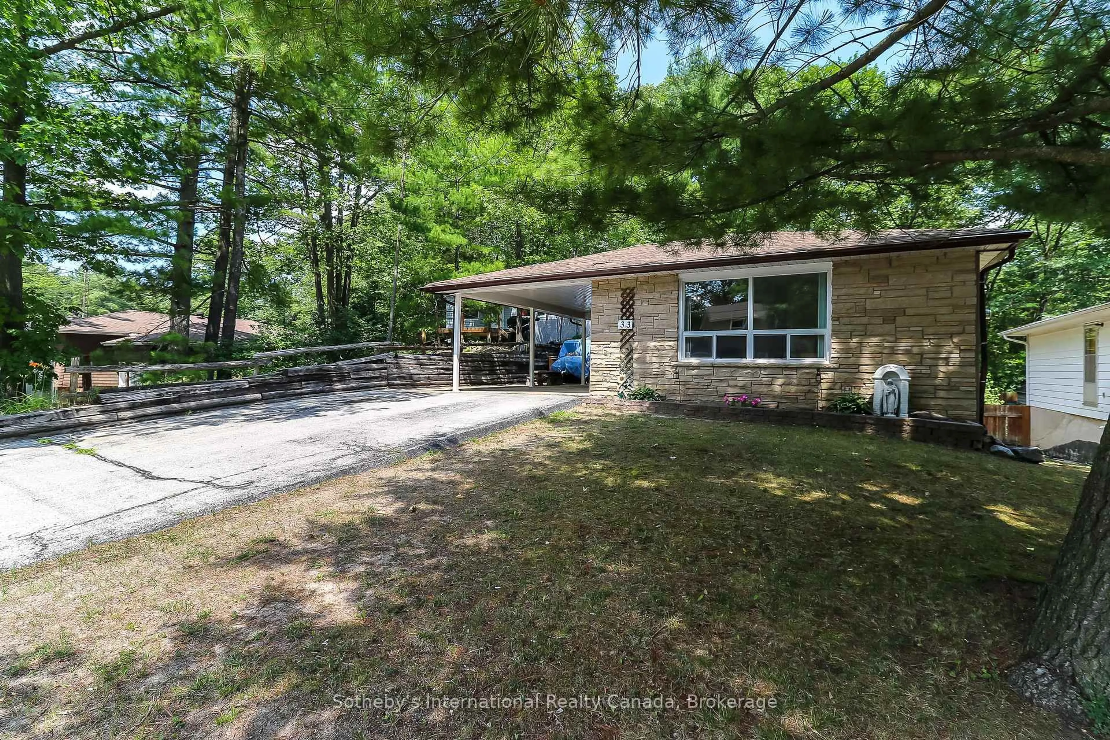 A pic from outside/outdoor area/front of a property/back of a property/a pic from drone, unknown for 33 Parkwood Dr, Wasaga Beach Ontario L9Z 2T2